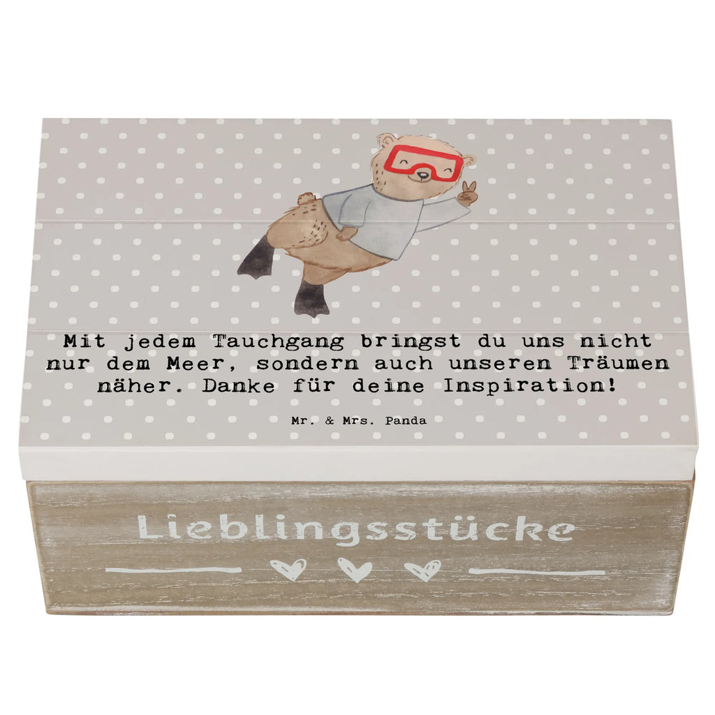 Wooden chest Mit jedem Tauchgang bringst du uns nicht nur dem Meer, sondern auch unseren Träumen näher. Danke für deine Inspiration! Erinnerungsbox, Holzkiste, Aufbewahrungsbox, Geschenkbox, Schatulle, XXL, Schatzkiste, Truhe, Erinnerungskiste, Geschenkdose, Dekokiste, Kiste, Geschenk, Sport, Sportart, Hobby, Schenken, Danke, Dankeschön, Auszeichnung, Gewinn, Sportler