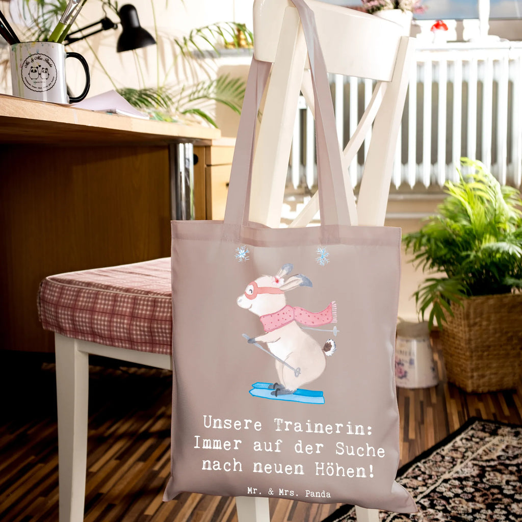 Tote bag Unsere Trainerin: Immer auf der Suche nach neuen Höhen! Laptoptasche, Shopper, Strandtasche, Jutebeutel, Tragetasche, Schultertasche, Beuteltasche, Jutetasche, Tasche, Stofftasche, Umhängetasche, Einkaufstüte, Beutel, Einkaufstasche, Stoffbeutel, Badetasche, Geschenk, Sport, Sportart, Hobby, Schenken, Danke, Dankeschön, Auszeichnung, Gewinn, Sportler