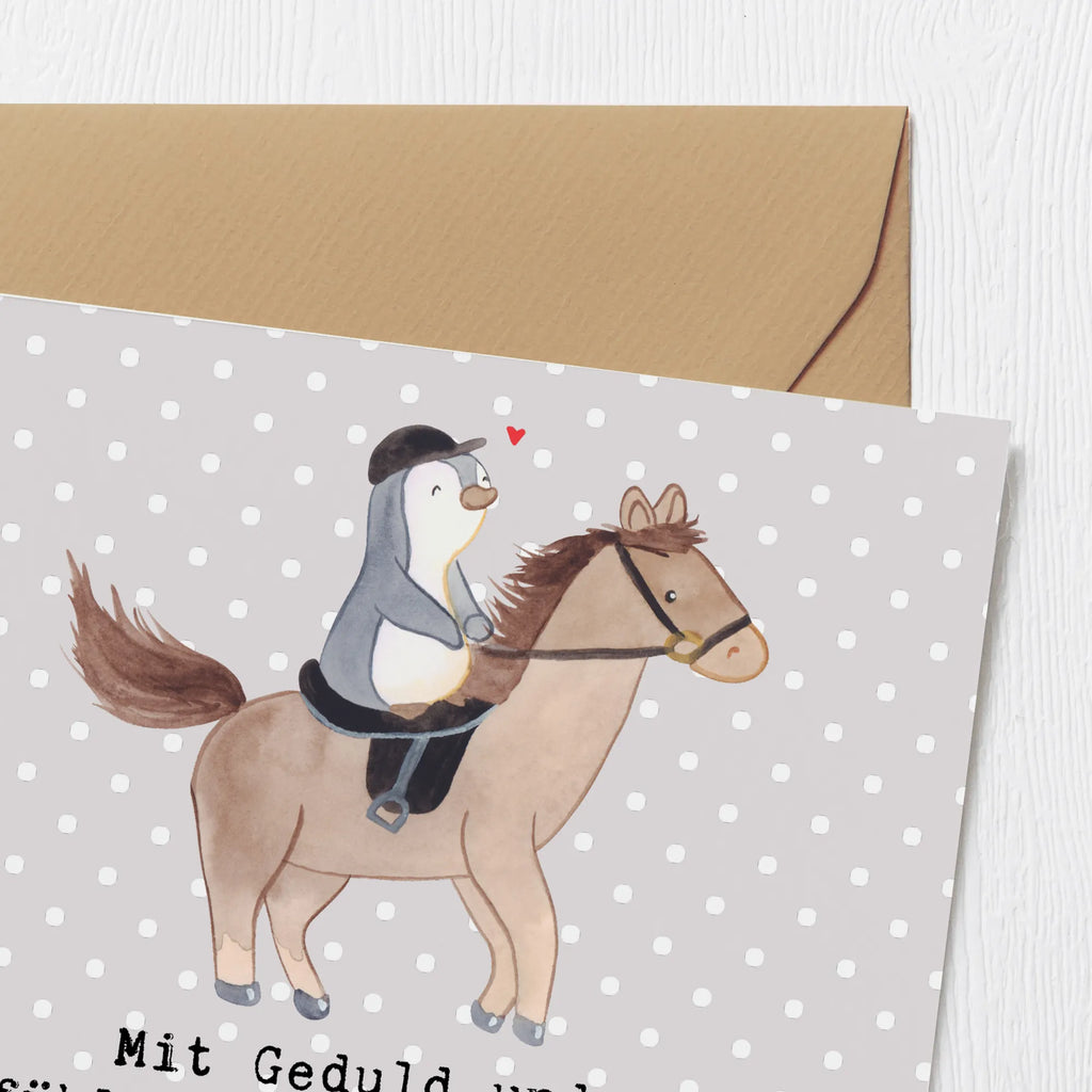 Deluxe Card Mit Geduld und Einfühlungsvermögen bringst du Ross und Reiter in Einklang. Du bist die beste Reitsporttrainerin! Hochwertige Klappkarte, Grußkarte, Hochwertige Grußkarte, Geburtstagskarte, Karte, Glückwunschkarte, Hochzeitskarte, Klappkarte, Einladungskarte, Geschenk, Sport, Sportart, Hobby, Schenken, Danke, Dankeschön, Auszeichnung, Gewinn, Sportler