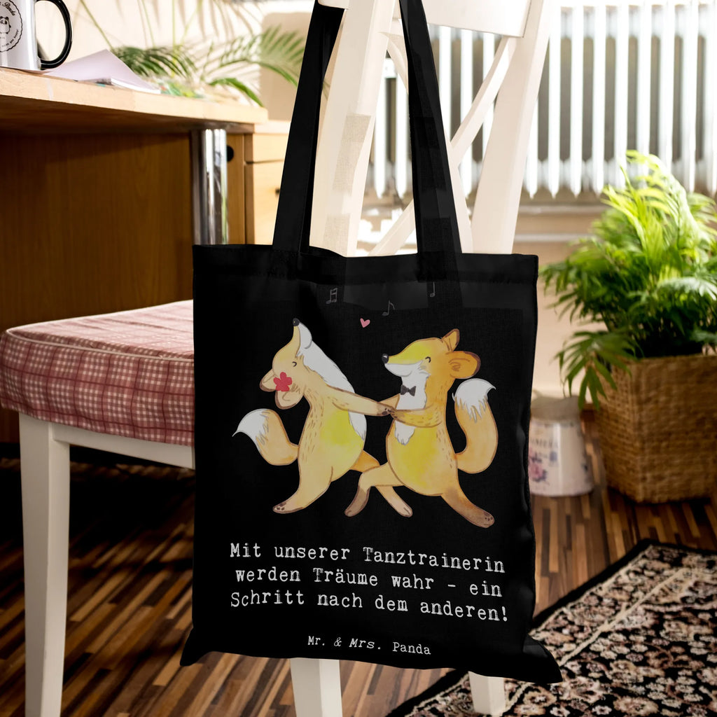 Tote bag Mit unserer Tanztrainerin werden Träume wahr - ein Schritt nach dem anderen! Jutebeutel, Einkaufstasche, Stofftasche, Badetasche, Strandtasche, Einkaufstüte, Laptoptasche, Tragetasche, Stoffbeutel, Schultertasche, Tasche, Jutetasche, Umhängetasche, Shopper, Beutel, Beuteltasche, Geschenk, Sport, Sportart, Hobby, Schenken, Danke, Dankeschön, Auszeichnung, Gewinn, Sportler