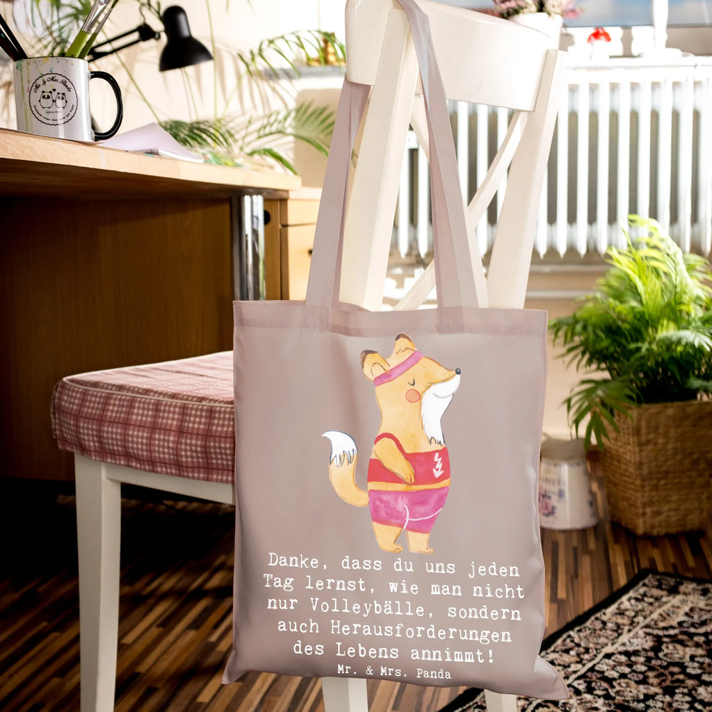 Tote bag Danke, dass du uns jeden Tag lernst, wie man nicht nur Volleybälle, sondern auch Herausforderungen des Lebens annimmt! Tragetasche, Beutel, Stofftasche, Badetasche, Shopper, Einkaufstasche, Laptoptasche, Stoffbeutel, Schultertasche, Einkaufstüte, Jutebeutel, Beuteltasche, Strandtasche, Tasche, Umhängetasche, Jutetasche, Geschenk, Sport, Sportart, Hobby, Schenken, Danke, Dankeschön, Auszeichnung, Gewinn, Sportler