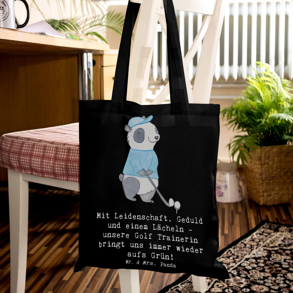 Tote bag Mit Leidenschaft, Geduld und einem Lächeln - unsere Golf Trainerin bringt uns immer wieder aufs Grün! Shopper, Einkaufstüte, Tasche, Tragetasche, Einkaufstasche, Stofftasche, Strandtasche, Jutebeutel, Laptoptasche, Jutetasche, Badetasche, Stoffbeutel, Beutel, Umhängetasche, Schultertasche, Beuteltasche, Geschenk, Sport, Sportart, Hobby, Schenken, Danke, Dankeschön, Auszeichnung, Gewinn, Sportler