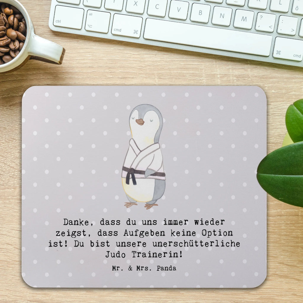 Mouse mat Danke, dass du uns immer wieder zeigst, dass Aufgeben keine Option ist! Du bist unsere unerschütterliche Judo Trainerin! Designer Mauspad, Mausunterlage, Mauspad, Arbeitszimmer, Mauspad Büro, Computer zubehör, PC Zubehör, Büroausstattung, Mousepad, Einzigartiges Mauspad, Geschenk, Sport, Sportart, Hobby, Schenken, Danke, Dankeschön, Auszeichnung, Gewinn, Sportler
