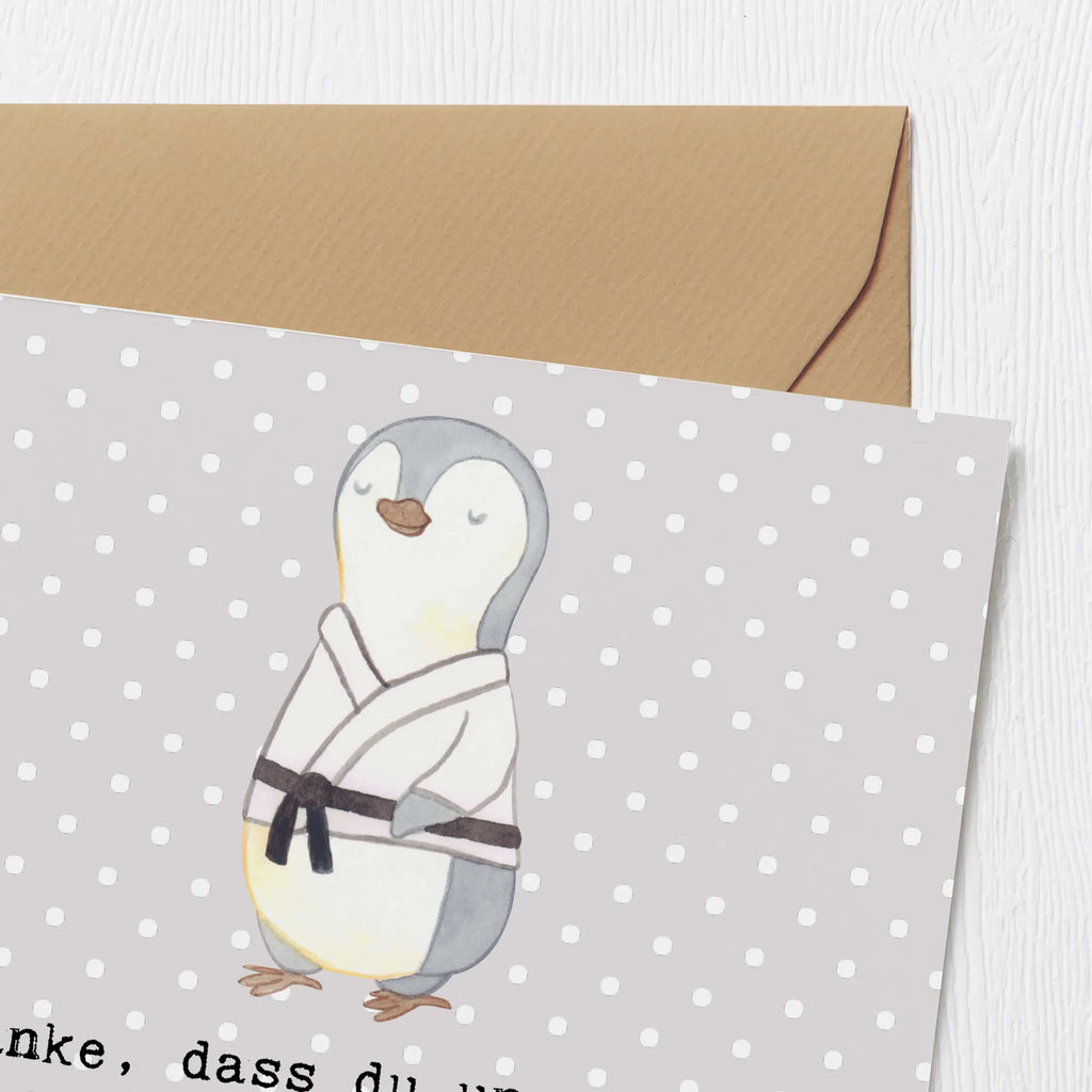 Deluxe Card Danke, dass du uns immer wieder zeigst, dass Aufgeben keine Option ist! Du bist unsere unerschütterliche Judo Trainerin! Klappkarte, Karte, Glückwunschkarte, Hochwertige Klappkarte, Hochzeitskarte, Grußkarte, Geburtstagskarte, Einladungskarte, Hochwertige Grußkarte, Geschenk, Sport, Sportart, Hobby, Schenken, Danke, Dankeschön, Auszeichnung, Gewinn, Sportler