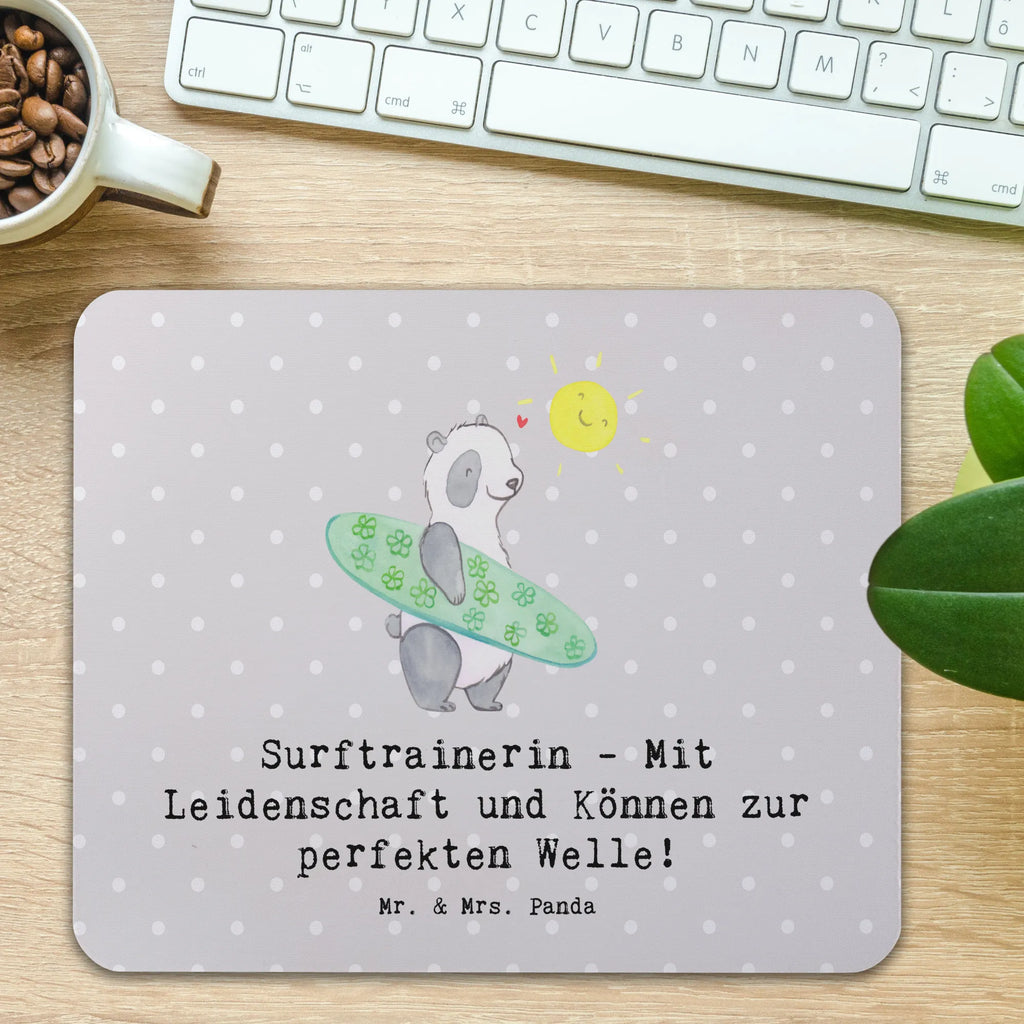 Mouse mat Surftrainerin - Mit Leidenschaft und Können zur perfekten Welle! Arbeitszimmer, Mauspad Büro, Designer Mauspad, Einzigartiges Mauspad, Mousepad, Büroausstattung, Mauspad, Computer zubehör, PC Zubehör, Mausunterlage, Geschenk, Sport, Sportart, Hobby, Schenken, Danke, Dankeschön, Auszeichnung, Gewinn, Sportler