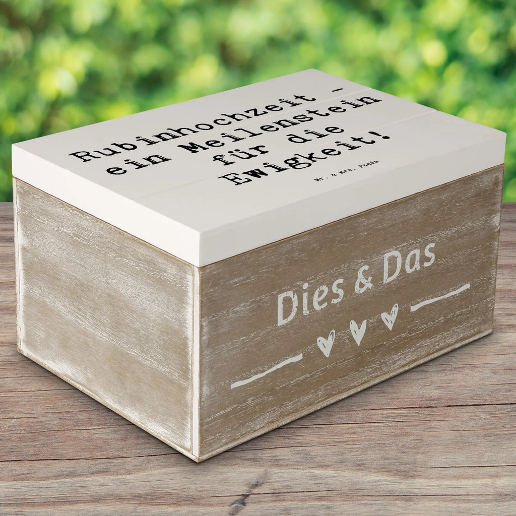 Holzkiste Spruch 40. Hochzeitstag Rubinhochzeit Dekokiste, Kiste, Geschenkbox, XXL, Aufbewahrungsbox, Geschenkdose, Erinnerungsbox, Schatulle, Holzkiste, Schatzkiste, Erinnerungskiste, Truhe, Hochzeit, Hochzeitsgeschenk, Ehe, Hochzeitsfeier, Trauung, Trauungsgeschenk, Hochzeitskarte, Verlobungsfeier, Verlobungsgeschenk, Hochzeitsgeschenkideen, Hochzeitsgeschenke für Brautpaar