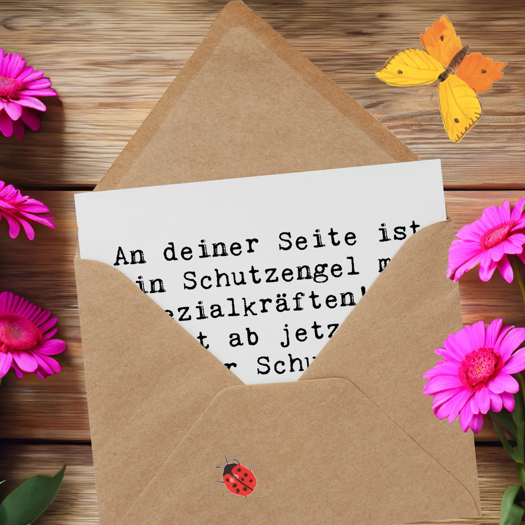 Deluxe Card Saying An deiner Seite ist ein Schutzengel mit Spezialkräften! Er sorgt ab jetzt bei dir für Schutz rund um die Uhr und einen knackigen Po für immer! Klappkarte, Hochwertige Klappkarte, Hochzeitskarte, Karte, Geburtstagskarte, Einladungskarte, Grußkarte, Glückwunschkarte, Hochwertige Grußkarte, sprüche, zitate, spruch kollektion, inspiration, motivation, lebensweisheiten, geschenkideen, wanddeko, wohnaccessoires, sprüche sammlung, schöne sprüche, glück, liebe, freude, lächeln, alltag verschönern, nachhaltige geschenke, dekoration, kreativ, einzigartig, shopify, mr and mrs panda