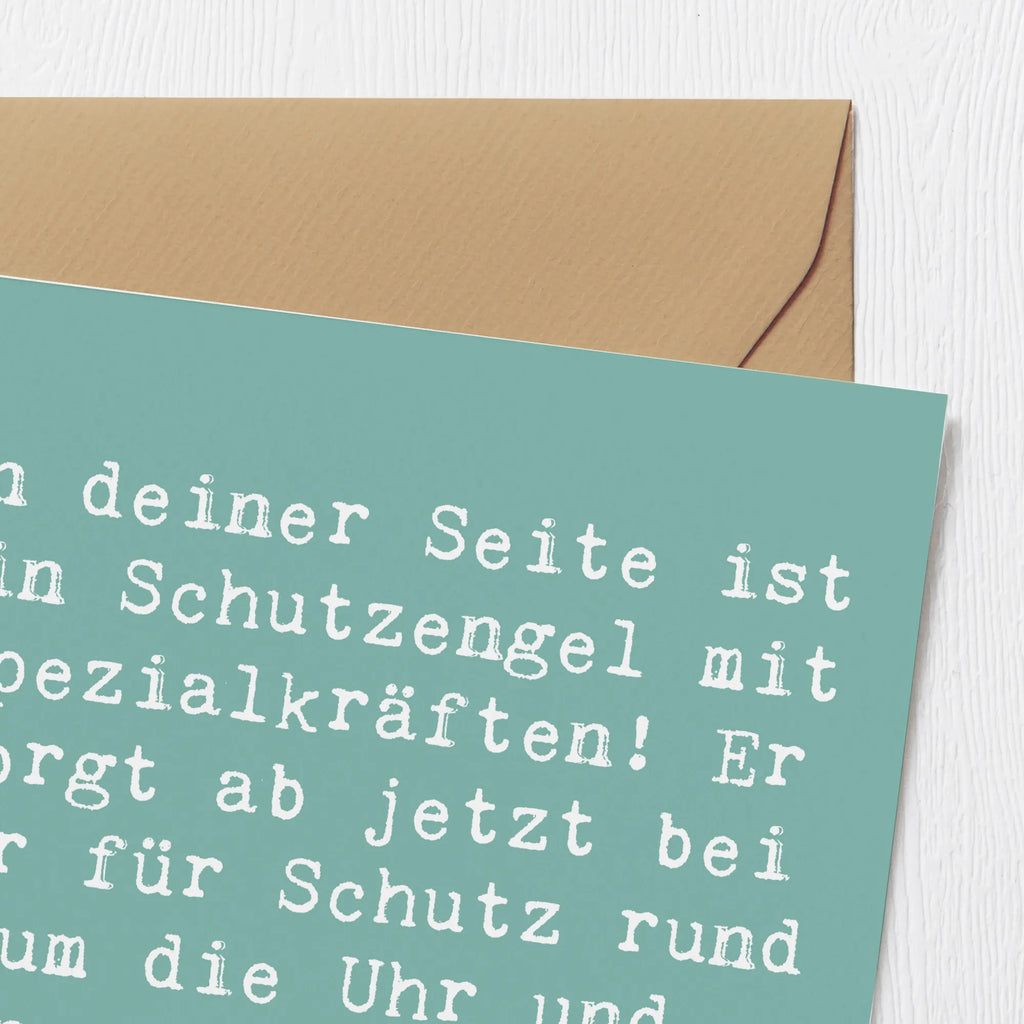 Deluxe Card Saying An deiner Seite ist ein Schutzengel mit Spezialkräften! Er sorgt ab jetzt bei dir für Schutz rund um die Uhr und einen knackigen Po für immer! Klappkarte, Hochwertige Klappkarte, Hochzeitskarte, Karte, Geburtstagskarte, Einladungskarte, Grußkarte, Glückwunschkarte, Hochwertige Grußkarte, sprüche, zitate, spruch kollektion, inspiration, motivation, lebensweisheiten, geschenkideen, wanddeko, wohnaccessoires, sprüche sammlung, schöne sprüche, glück, liebe, freude, lächeln, alltag verschönern, nachhaltige geschenke, dekoration, kreativ, einzigartig, shopify, mr and mrs panda