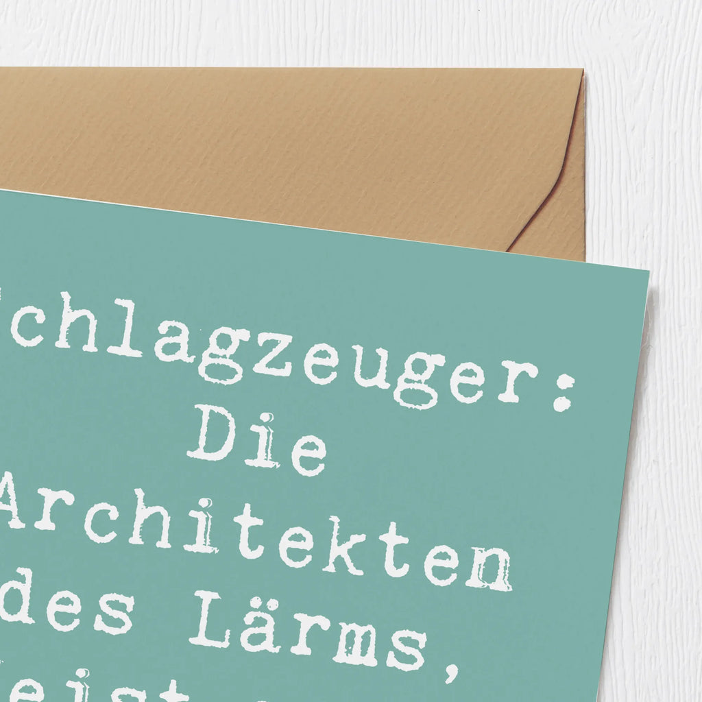 Deluxe Card Saying Schlagzeuger: Die Architekten des Lärms, Meister des Rhythmus. Einladungskarte, Geburtstagskarte, Karte, Hochwertige Klappkarte, Grußkarte, Hochwertige Grußkarte, Klappkarte, Hochzeitskarte, Glückwunschkarte, Instrumente, Geschenke Musiker, Musikliebhaber