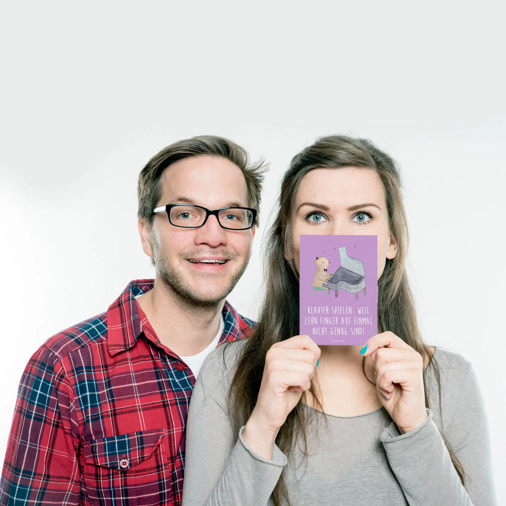 Postcard Klavier spielen: Weil zehn Finger auf einmal nicht genug sind! Karte, Postkarte, Einladung, Geschenkkarte, Geburtstagskarte, Grußkarte, Ansichtskarte, Ansichtskarten, Einladungskarte, Einladung Geburtstag, Dankeskarte, Einladungskarten Geburtstag, Instrumente, Geschenke Musiker, Musikliebhaber