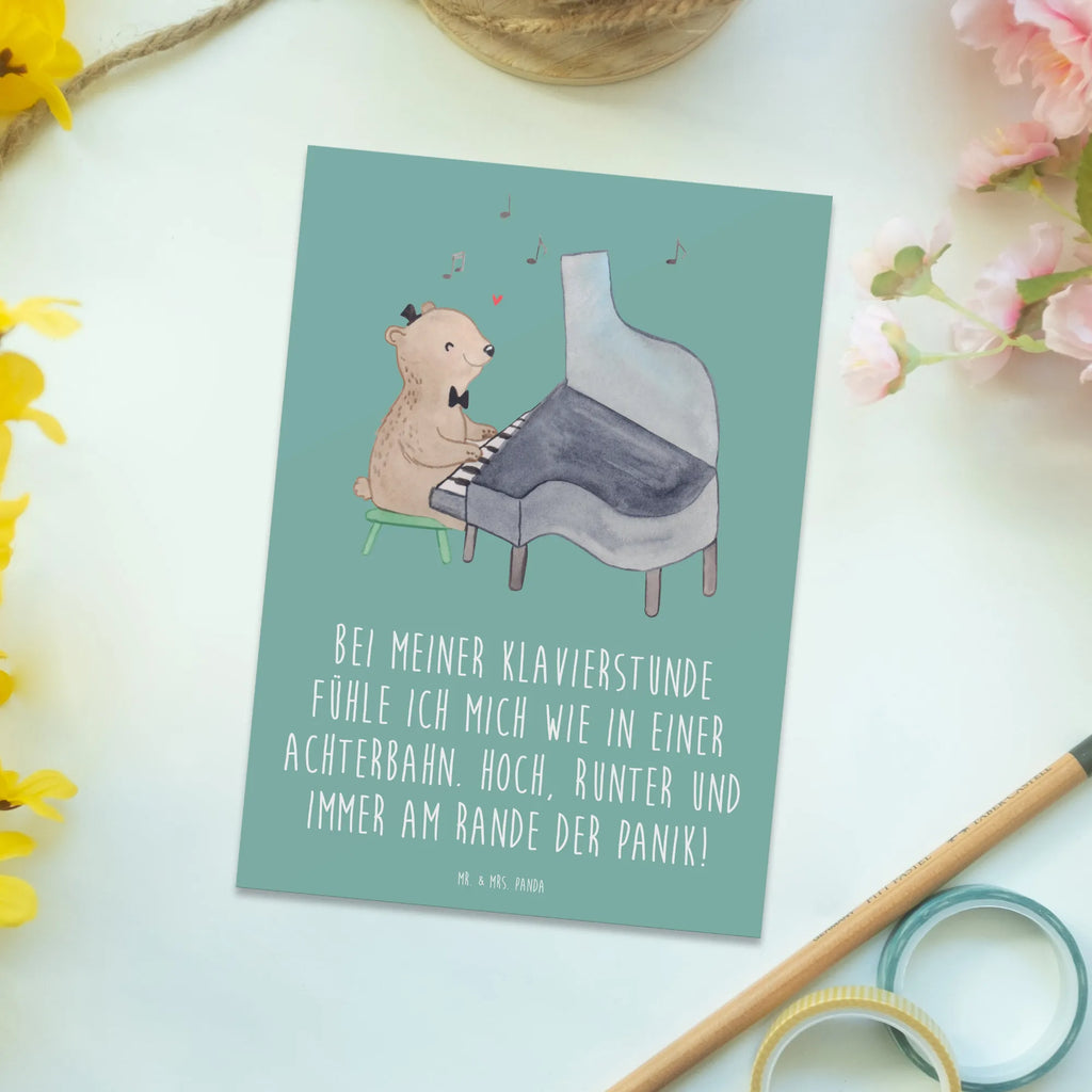 Postcard Bei meiner Klavierstunde fühle ich mich wie in einer Achterbahn. Hoch, runter und immer am Rande der Panik! Ansichtskarten, Einladungskarte, Dankeskarte, Einladung, Einladung Geburtstag, Karte, Einladungskarten Geburtstag, Ansichtskarte, Geschenkkarte, Geburtstagskarte, Grußkarte, Postkarte, Instrumente, Geschenke Musiker, Musikliebhaber