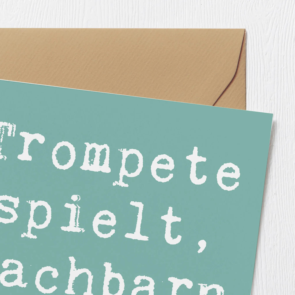 Deluxe Card Saying Trompete spielt, Nachbarn leiden. Hochwertige Klappkarte, Klappkarte, Karte, Hochwertige Grußkarte, Einladungskarte, Grußkarte, Hochzeitskarte, Geburtstagskarte, Glückwunschkarte, Instrumente, Geschenke Musiker, Musikliebhaber