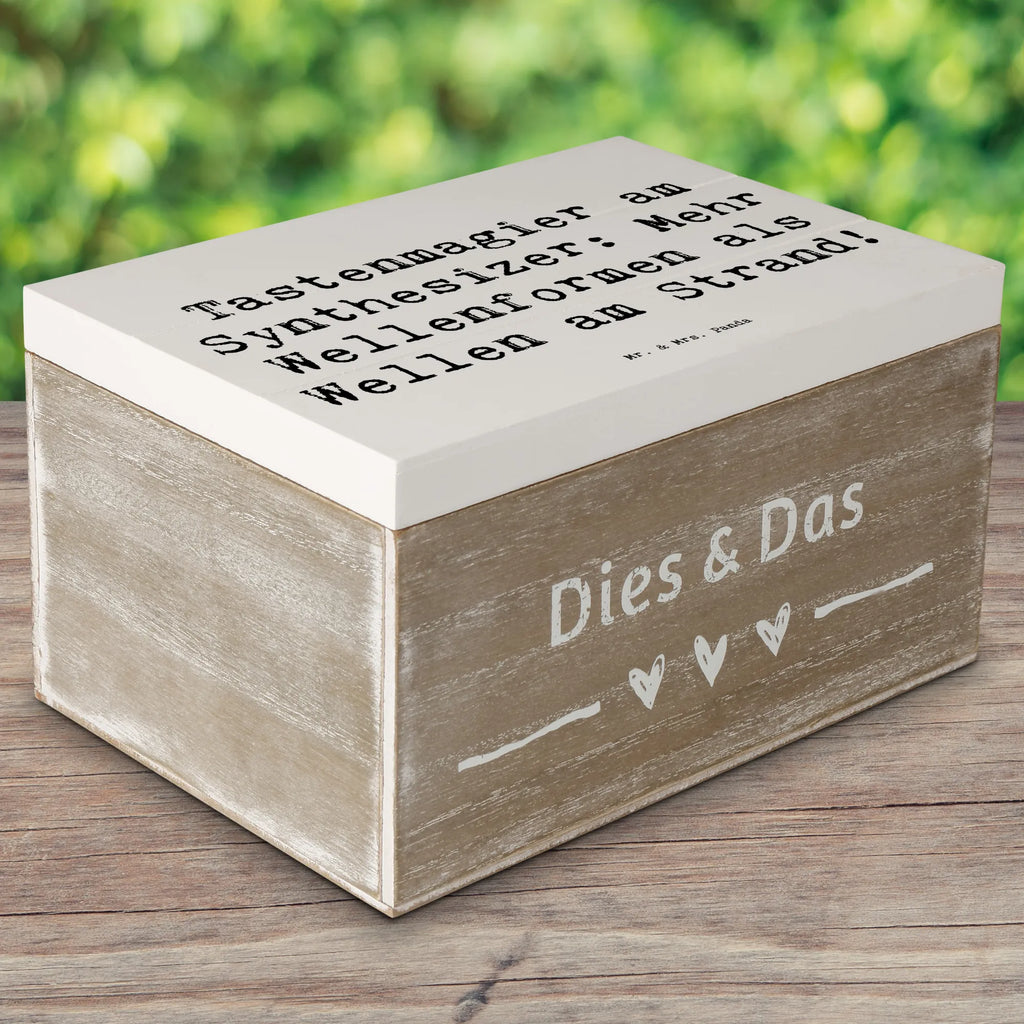 Holzkiste Spruch Synthesizer Magie Aufbewahrungsbox, Holzkiste, Dekokiste, XXL, Erinnerungsbox, Schatulle, Schatzkiste, Kiste, Geschenkbox, Geschenkdose, Erinnerungskiste, Truhe, Instrumente, Geschenke Musiker, Musikliebhaber