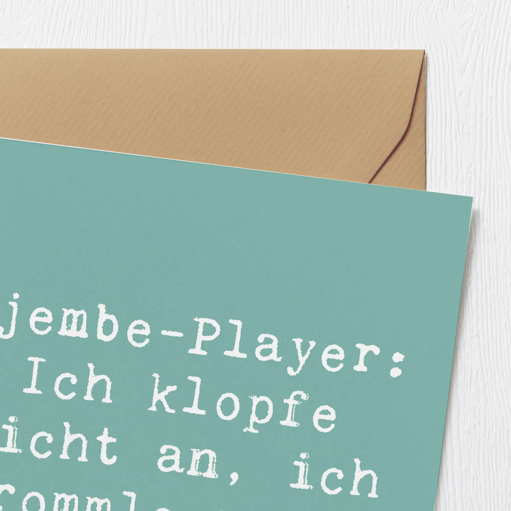 Deluxe Card Saying Djembe-Player: Ich klopfe nicht an, ich trommle rein! Geburtstagskarte, Grußkarte, Glückwunschkarte, Hochwertige Klappkarte, Einladungskarte, Karte, Hochwertige Grußkarte, Klappkarte, Hochzeitskarte, Instrumente, Geschenke Musiker, Musikliebhaber