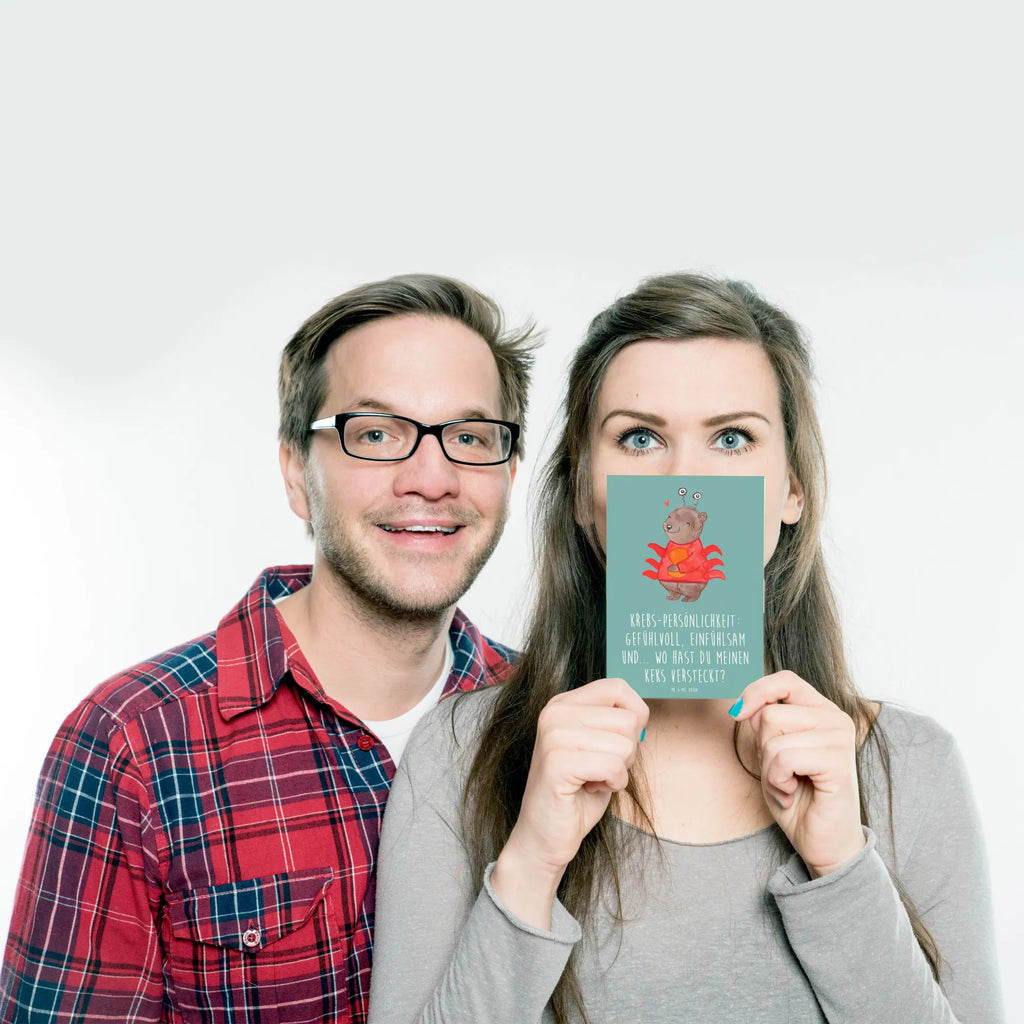 Postcard Krebs-Persönlichkeit: Gefühlvoll, einfühlsam und... wo hast du meinen Keks versteckt? Postkarte, Grußkarte, Ansichtskarten, Einladungskarte, Dankeskarte, Einladungskarten Geburtstag, Einladung Geburtstag, Karte, Geburtstagskarte, Geschenkkarte, Ansichtskarte, Einladung, Tierkreiszeichen, Sternzeichen, Horoskop, Astrologie, Aszendent