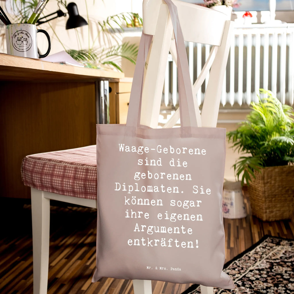 Tote bag Saying Waage-Geborene sind die geborenen Diplomaten. Sie können sogar ihre eigenen Argumente entkräften! Beuteltasche, Beutel, Einkaufstasche, Jutebeutel, Stoffbeutel, Tasche, Shopper, Umhängetasche, Strandtasche, Schultertasche, Stofftasche, Tragetasche, Badetasche, Jutetasche, Einkaufstüte, Laptoptasche, Tierkreiszeichen, Sternzeichen, Horoskop, Astrologie, Aszendent