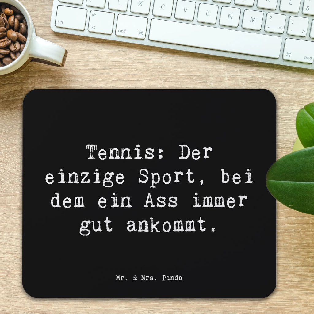 Mouse mat Saying Tennis: Der einzige Sport, bei dem ein Ass immer gut ankommt. Mauspad Büro, Mauspad, Büroausstattung, Arbeitszimmer, Mousepad, Designer Mauspad, PC Zubehör, Computer zubehör, Mausunterlage, Einzigartiges Mauspad, Geschenk, Sport, Sportart, Hobby, Schenken, Danke, Dankeschön, Auszeichnung, Gewinn, Sportler