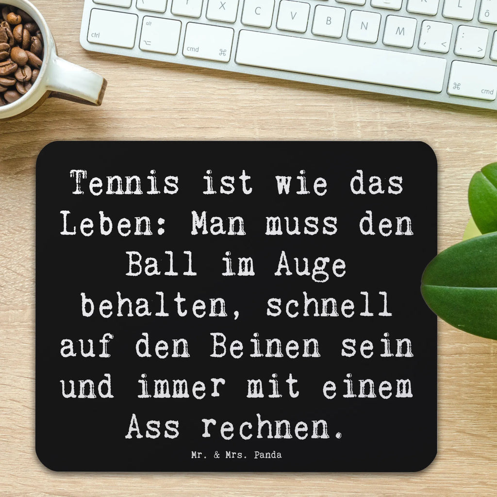 Mouse mat Saying Tennis ist wie das Leben: Man muss den Ball im Auge behalten, schnell auf den Beinen sein und immer mit einem Ass rechnen. PC Zubehör, Mauspad Büro, Mauspad, Mausunterlage, Mousepad, Einzigartiges Mauspad, Arbeitszimmer, Designer Mauspad, Büroausstattung, Computer zubehör, Geschenk, Sport, Sportart, Hobby, Schenken, Danke, Dankeschön, Auszeichnung, Gewinn, Sportler