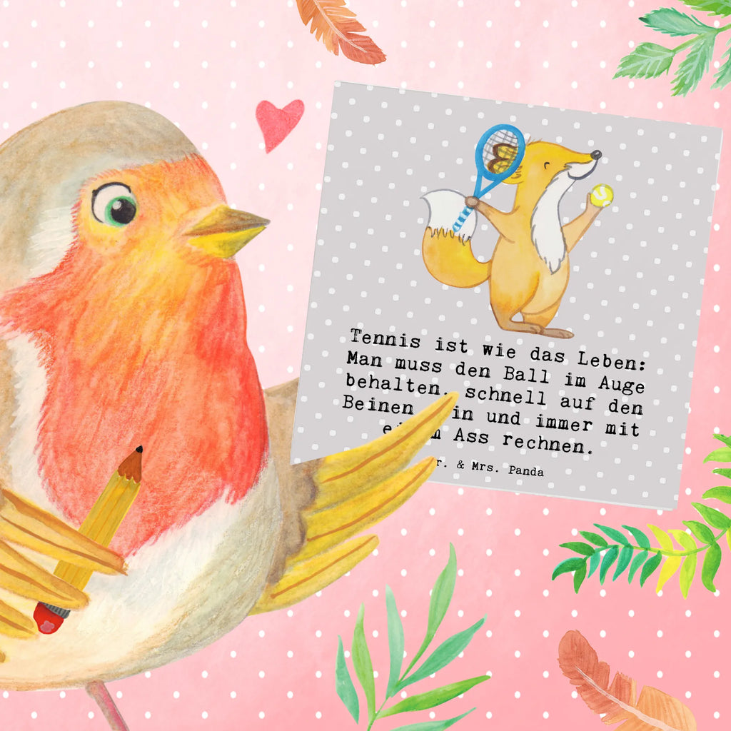 Deluxe Card Tennis ist wie das Leben: Man muss den Ball im Auge behalten, schnell auf den Beinen sein und immer mit einem Ass rechnen. Glückwunschkarte, Hochzeitskarte, Klappkarte, Einladungskarte, Hochwertige Grußkarte, Grußkarte, Hochwertige Klappkarte, Karte, Geburtstagskarte, Geschenk, Sport, Sportart, Hobby, Schenken, Danke, Dankeschön, Auszeichnung, Gewinn, Sportler