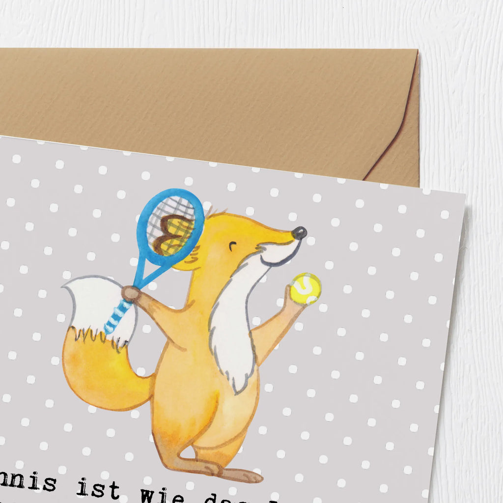 Deluxe Card Tennis ist wie das Leben: Man muss den Ball im Auge behalten, schnell auf den Beinen sein und immer mit einem Ass rechnen. Glückwunschkarte, Hochzeitskarte, Klappkarte, Einladungskarte, Hochwertige Grußkarte, Grußkarte, Hochwertige Klappkarte, Karte, Geburtstagskarte, Geschenk, Sport, Sportart, Hobby, Schenken, Danke, Dankeschön, Auszeichnung, Gewinn, Sportler