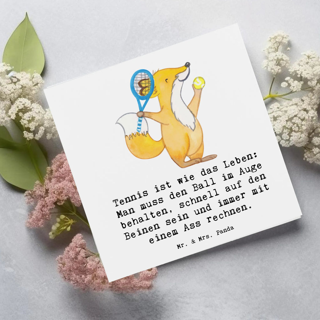 Deluxe Card Tennis ist wie das Leben: Man muss den Ball im Auge behalten, schnell auf den Beinen sein und immer mit einem Ass rechnen. Glückwunschkarte, Hochzeitskarte, Klappkarte, Einladungskarte, Hochwertige Grußkarte, Grußkarte, Hochwertige Klappkarte, Karte, Geburtstagskarte, Geschenk, Sport, Sportart, Hobby, Schenken, Danke, Dankeschön, Auszeichnung, Gewinn, Sportler