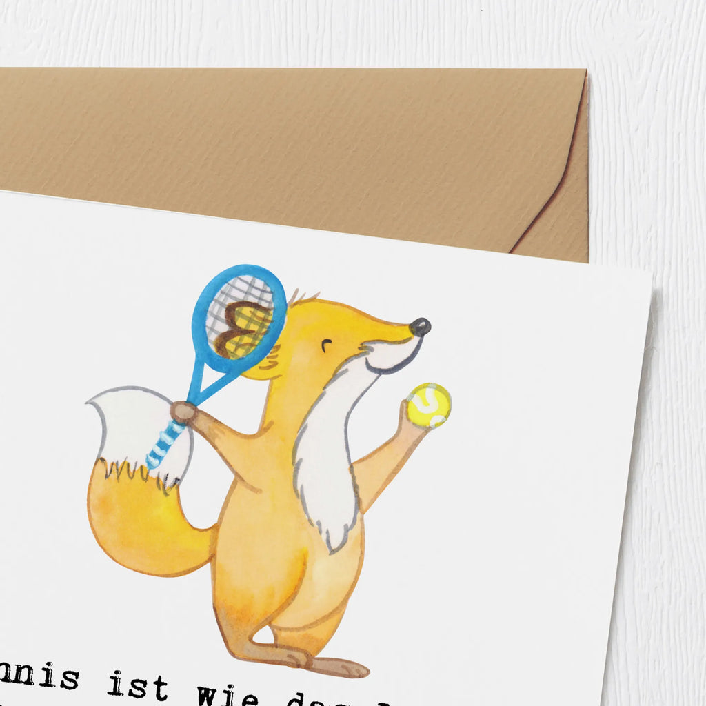 Deluxe Card Tennis ist wie das Leben: Man muss den Ball im Auge behalten, schnell auf den Beinen sein und immer mit einem Ass rechnen. Glückwunschkarte, Hochzeitskarte, Klappkarte, Einladungskarte, Hochwertige Grußkarte, Grußkarte, Hochwertige Klappkarte, Karte, Geburtstagskarte, Geschenk, Sport, Sportart, Hobby, Schenken, Danke, Dankeschön, Auszeichnung, Gewinn, Sportler