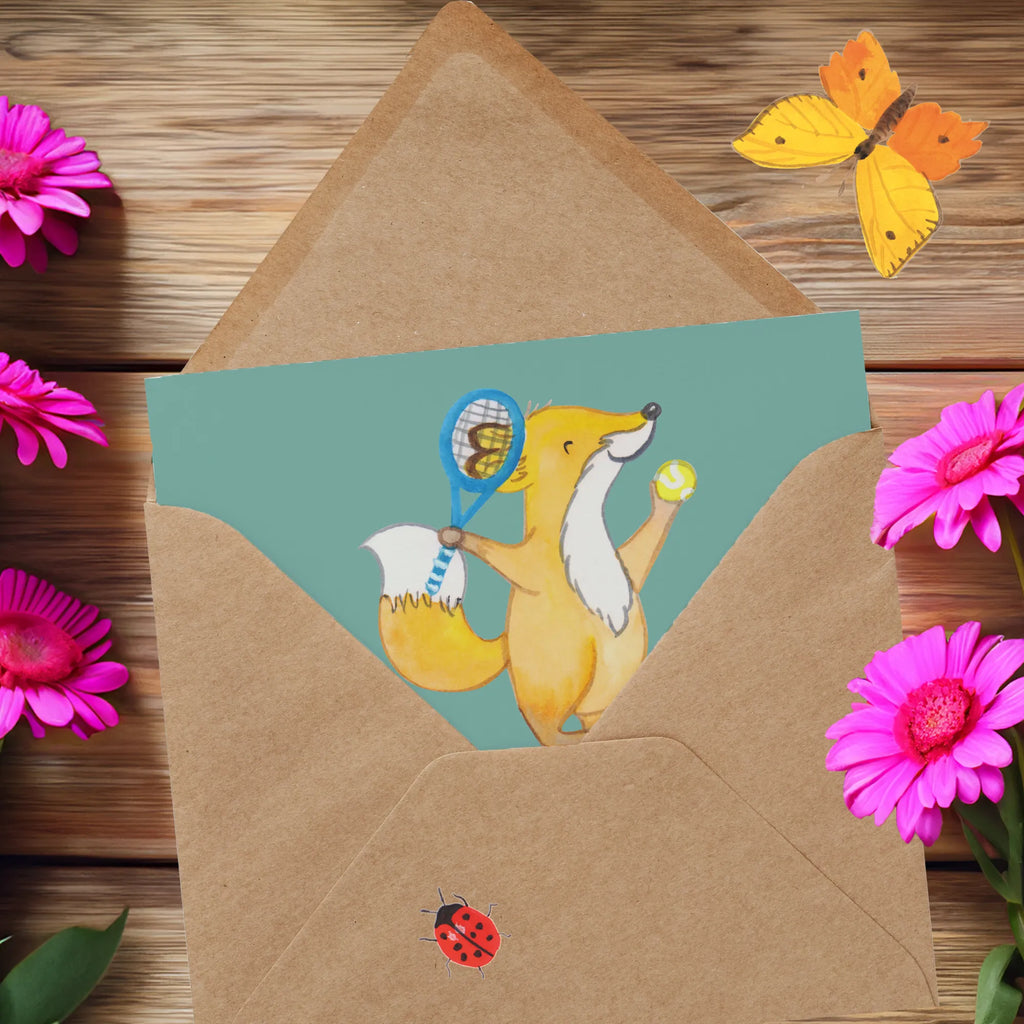 Deluxe Card Tennis ist wie das Leben: Man muss den Ball im Auge behalten, schnell auf den Beinen sein und immer mit einem Ass rechnen. Glückwunschkarte, Hochzeitskarte, Klappkarte, Einladungskarte, Hochwertige Grußkarte, Grußkarte, Hochwertige Klappkarte, Karte, Geburtstagskarte, Geschenk, Sport, Sportart, Hobby, Schenken, Danke, Dankeschön, Auszeichnung, Gewinn, Sportler