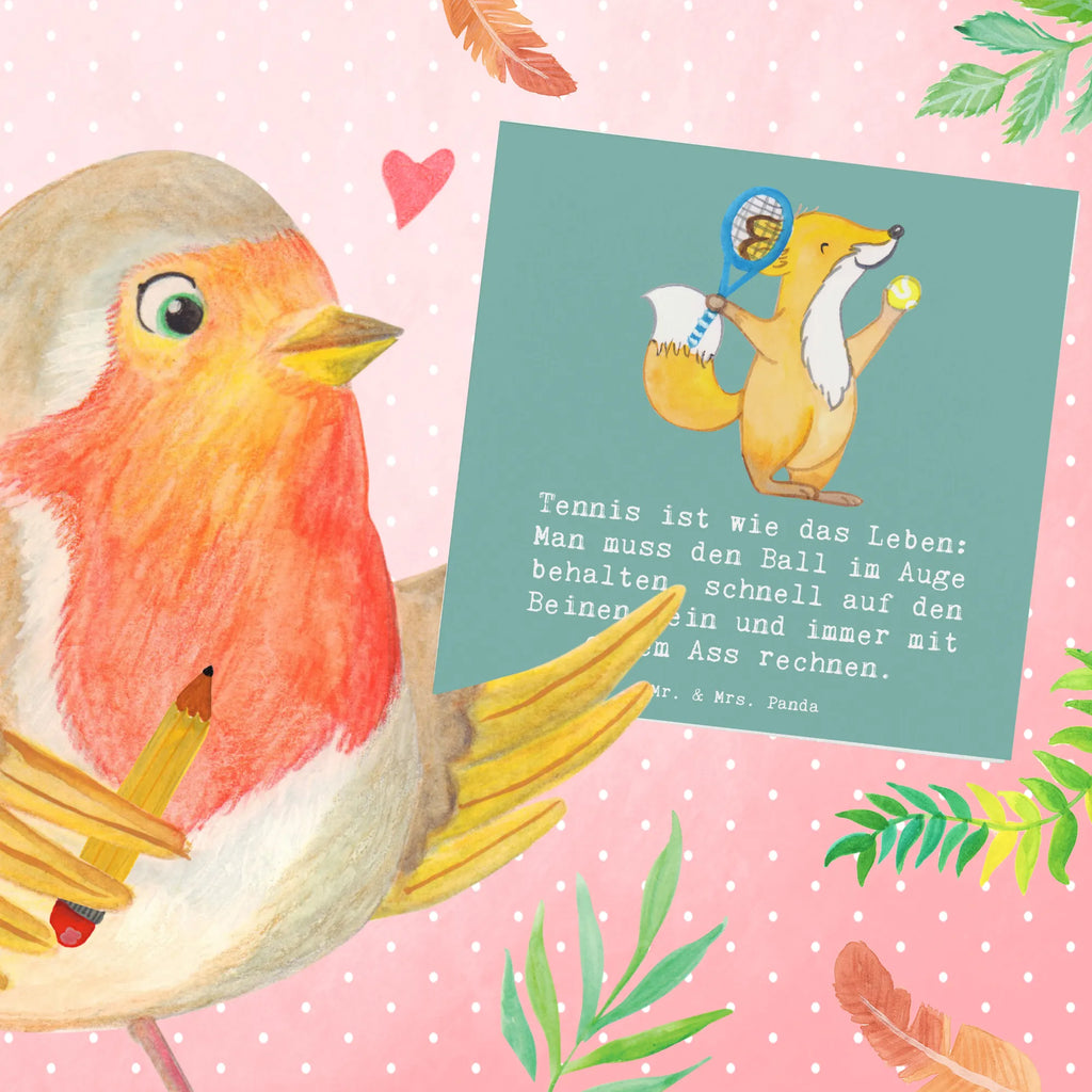 Deluxe Card Tennis ist wie das Leben: Man muss den Ball im Auge behalten, schnell auf den Beinen sein und immer mit einem Ass rechnen. Glückwunschkarte, Hochzeitskarte, Klappkarte, Einladungskarte, Hochwertige Grußkarte, Grußkarte, Hochwertige Klappkarte, Karte, Geburtstagskarte, Geschenk, Sport, Sportart, Hobby, Schenken, Danke, Dankeschön, Auszeichnung, Gewinn, Sportler