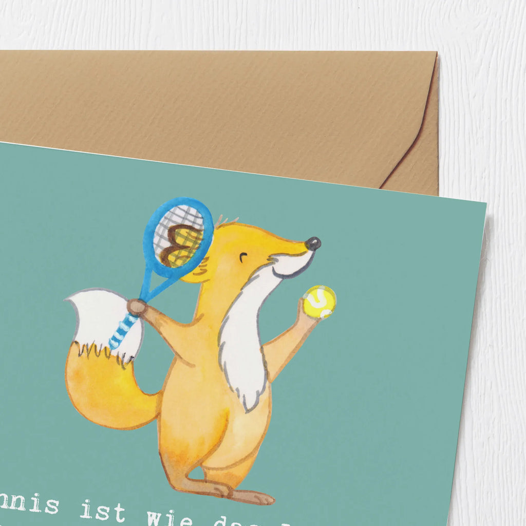 Deluxe Card Tennis ist wie das Leben: Man muss den Ball im Auge behalten, schnell auf den Beinen sein und immer mit einem Ass rechnen. Glückwunschkarte, Hochzeitskarte, Klappkarte, Einladungskarte, Hochwertige Grußkarte, Grußkarte, Hochwertige Klappkarte, Karte, Geburtstagskarte, Geschenk, Sport, Sportart, Hobby, Schenken, Danke, Dankeschön, Auszeichnung, Gewinn, Sportler