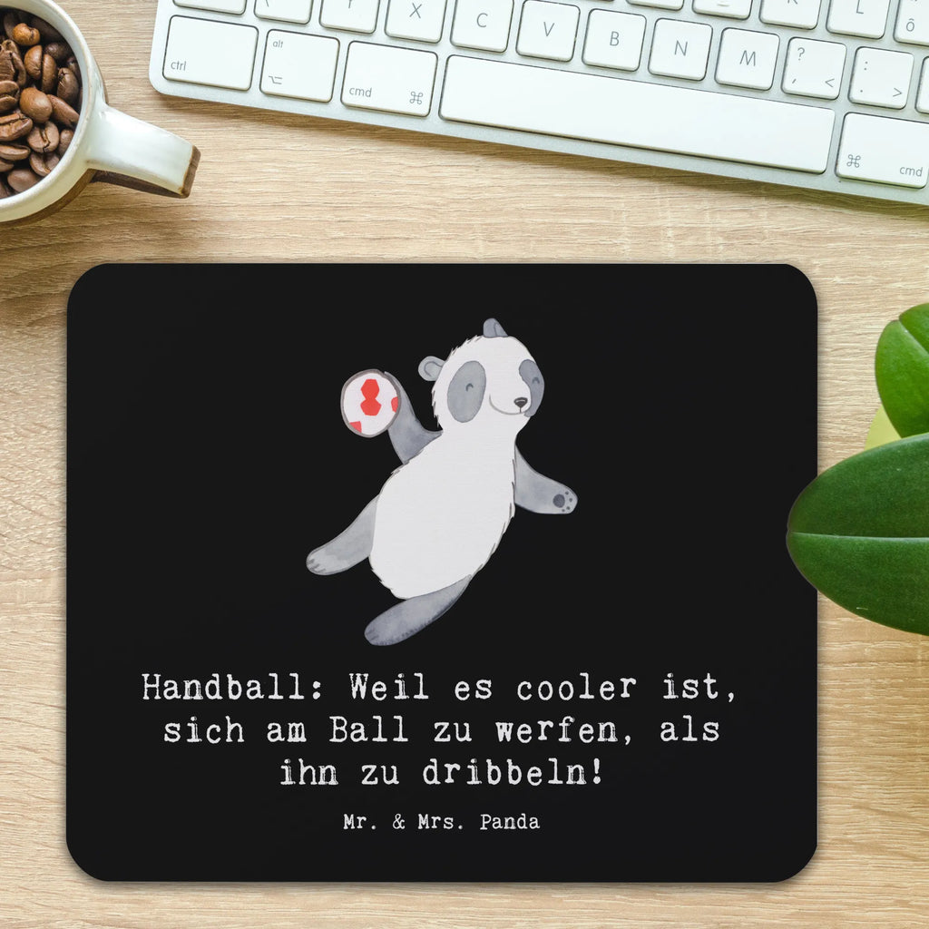Mouse mat Handball: Weil es cooler ist, sich am Ball zu werfen, als ihn zu dribbeln! Büroausstattung, PC Zubehör, Arbeitszimmer, Computer zubehör, Mausunterlage, Mauspad, Einzigartiges Mauspad, Mousepad, Mauspad Büro, Designer Mauspad, Geschenk, Sport, Sportart, Hobby, Schenken, Danke, Dankeschön, Auszeichnung, Gewinn, Sportler