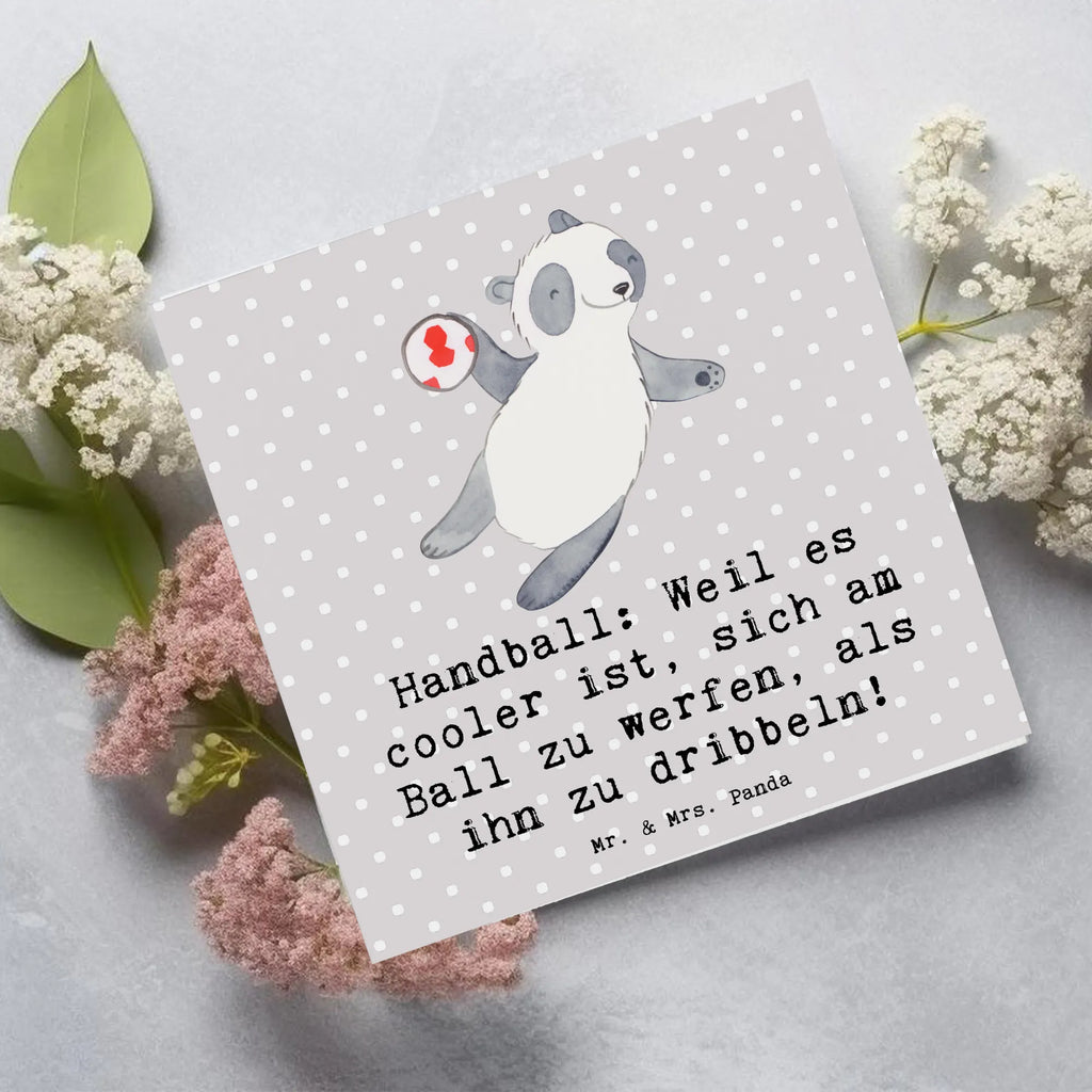 Deluxe Card Handball: Weil es cooler ist, sich am Ball zu werfen, als ihn zu dribbeln! Karte, Grußkarte, Hochwertige Klappkarte, Geburtstagskarte, Hochwertige Grußkarte, Hochzeitskarte, Einladungskarte, Klappkarte, Glückwunschkarte, Geschenk, Sport, Sportart, Hobby, Schenken, Danke, Dankeschön, Auszeichnung, Gewinn, Sportler