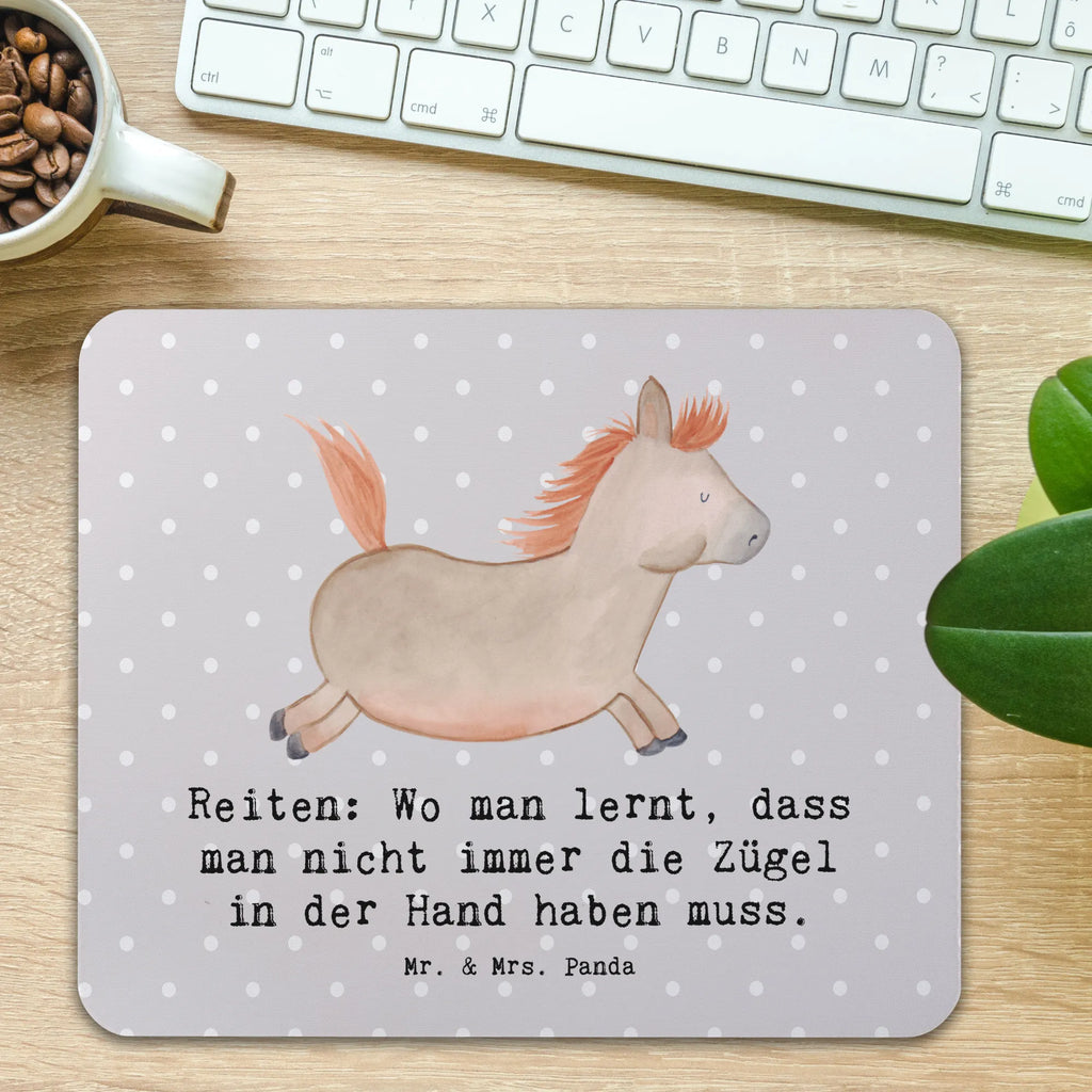 Mouse mat Reiten: Wo man lernt, dass man nicht immer die Zügel in der Hand haben muss. Mauspad, Designer Mauspad, Büroausstattung, Mauspad Büro, Einzigartiges Mauspad, Mausunterlage, Arbeitszimmer, Mousepad, PC Zubehör, Computer zubehör, Geschenk, Sport, Sportart, Hobby, Schenken, Danke, Dankeschön, Auszeichnung, Gewinn, Sportler