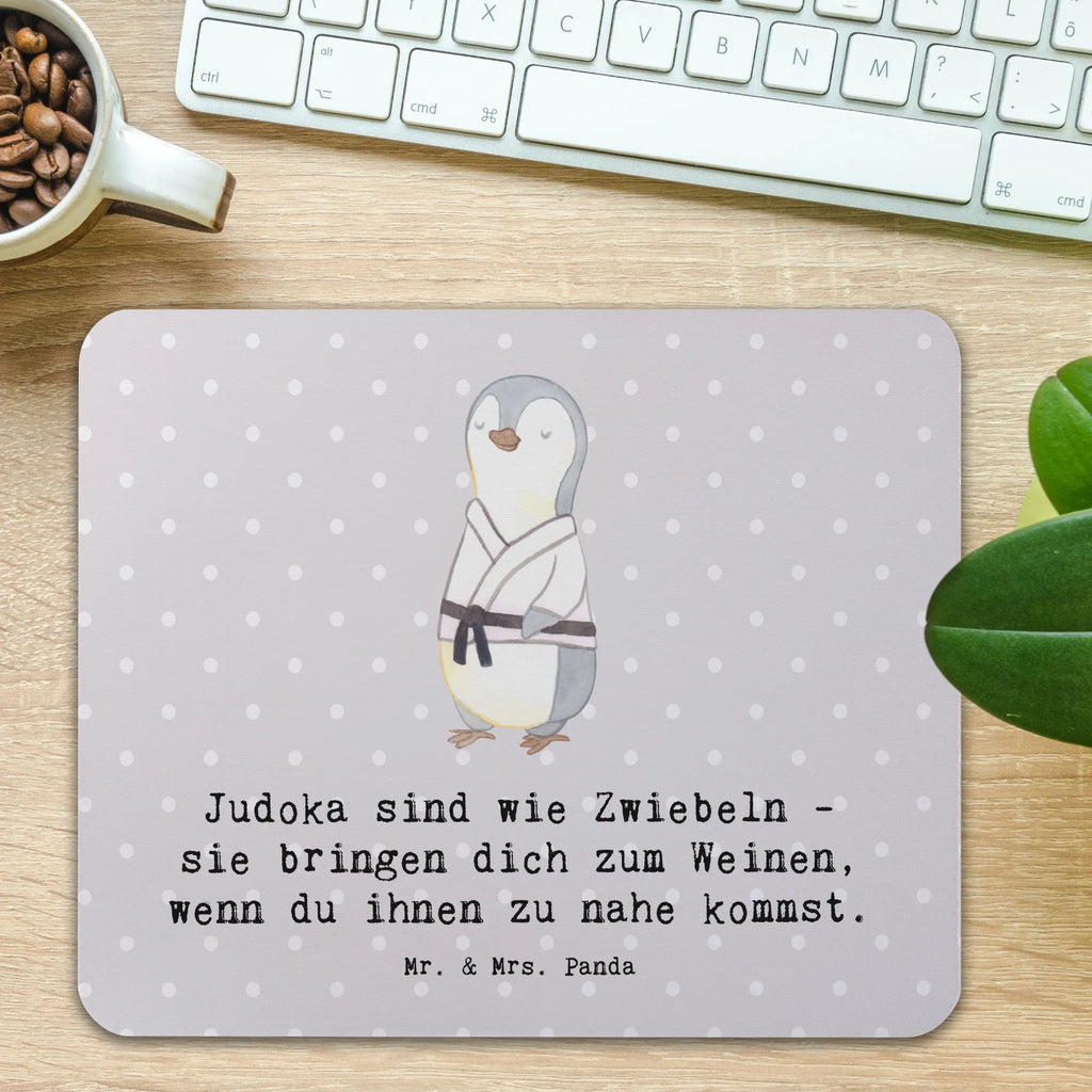 Mouse mat Judoka sind wie Zwiebeln - sie bringen dich zum Weinen, wenn du ihnen zu nahe kommst. Mausunterlage, Mauspad Büro, PC Zubehör, Büroausstattung, Arbeitszimmer, Computer zubehör, Mousepad, Designer Mauspad, Einzigartiges Mauspad, Mauspad, Geschenk, Sport, Sportart, Hobby, Schenken, Danke, Dankeschön, Auszeichnung, Gewinn, Sportler