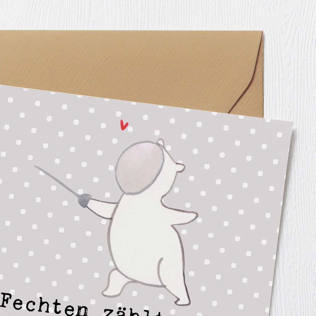 Deluxe Card In Fechten zählt nicht nur der Hieb, sondern auch der richtige Spruch! Karte, Grußkarte, Hochwertige Grußkarte, Einladungskarte, Hochwertige Klappkarte, Geburtstagskarte, Hochzeitskarte, Glückwunschkarte, Klappkarte, Geschenk, Sport, Sportart, Hobby, Schenken, Danke, Dankeschön, Auszeichnung, Gewinn, Sportler