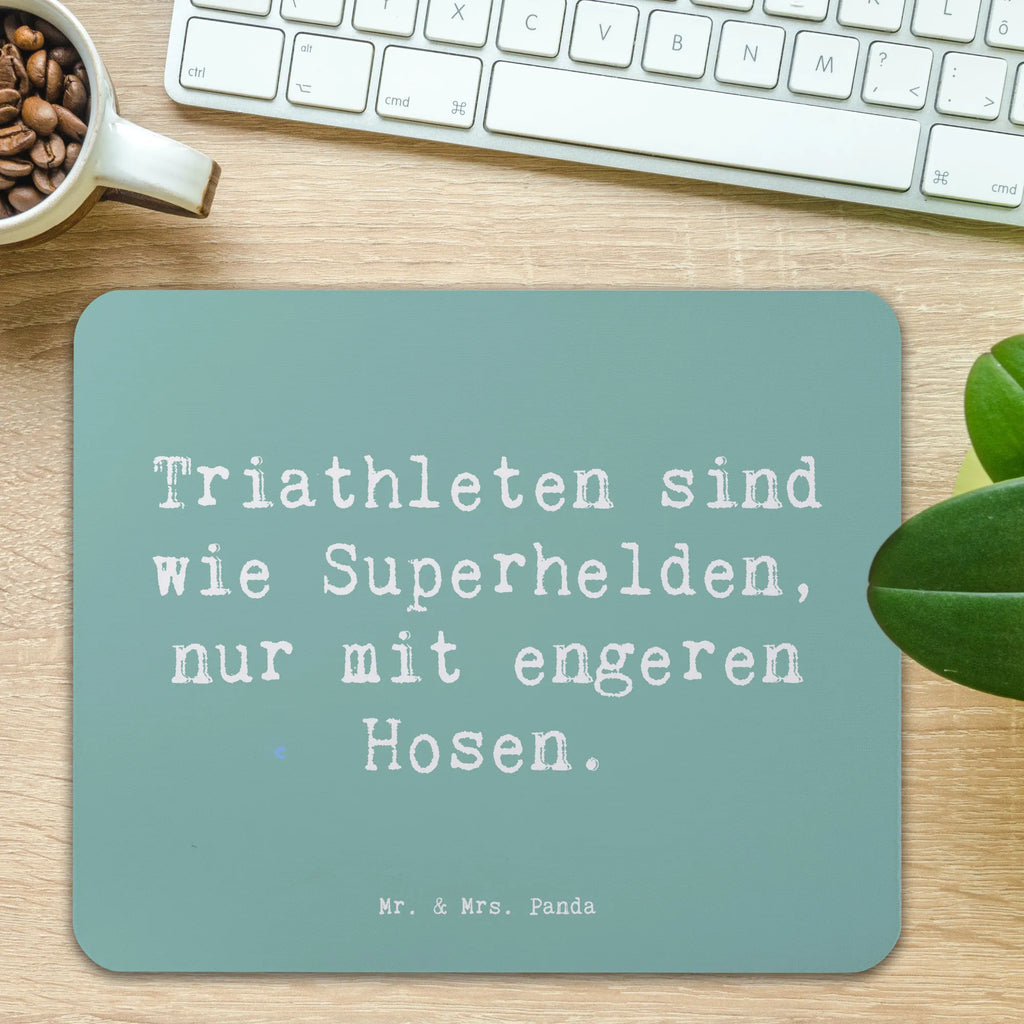 Mouse mat Saying Triathleten sind wie Superhelden, nur mit engeren Hosen. Mousepad, PC Zubehör, Büroausstattung, Mauspad, Computer zubehör, Designer Mauspad, Einzigartiges Mauspad, Mauspad Büro, Arbeitszimmer, Mausunterlage, Geschenk, Sport, Sportart, Hobby, Schenken, Danke, Dankeschön, Auszeichnung, Gewinn, Sportler