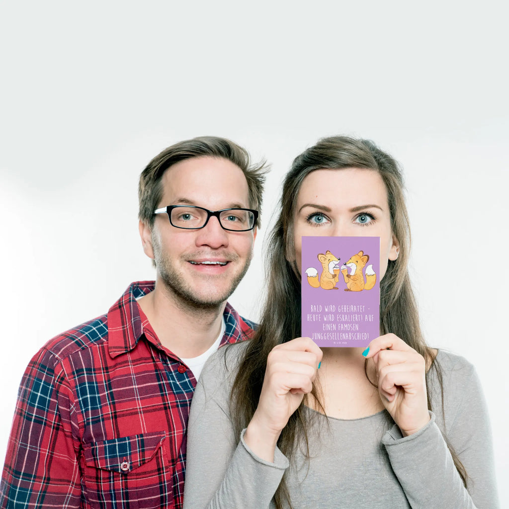 Postcard Bald wird geheiratet - heute wird eskaliert! Auf einen famosen Junggesellenabschied! Karte, Dankeskarte, Einladung Geburtstag, Ansichtskarten, Geburtstagskarte, Geschenkkarte, Einladungskarten Geburtstag, Postkarte, Ansichtskarte, Grußkarte, Einladungskarte, Einladung, Hochzeit, Hochzeitsgeschenk, Ehe, Hochzeitsfeier, Trauung, Trauungsgeschenk, Hochzeitskarte, Verlobungsfeier, Verlobungsgeschenk, Hochzeitsgeschenkideen, Hochzeitsgeschenke für Brautpaar