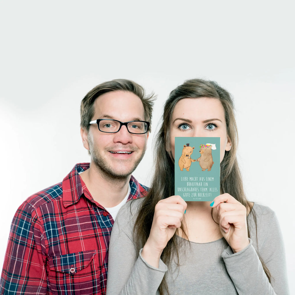 Postcard Liebe macht aus einem Brautpaar ein unschlagbares Team. Alles Gute zur Hochzeit! Ansichtskarte, Einladung, Dankeskarte, Karte, Ansichtskarten, Geburtstagskarte, Einladungskarten Geburtstag, Einladungskarte, Postkarte, Geschenkkarte, Einladung Geburtstag, Grußkarte, Hochzeit, Hochzeitsgeschenk, Ehe, Hochzeitsfeier, Trauung, Trauungsgeschenk, Hochzeitskarte, Verlobungsfeier, Verlobungsgeschenk, Hochzeitsgeschenkideen, Hochzeitsgeschenke für Brautpaar