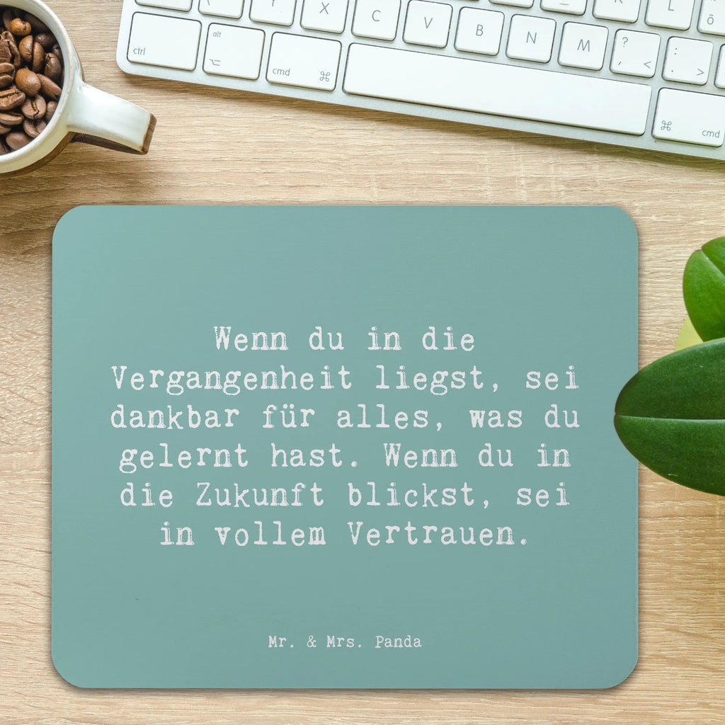 Mouse mat Saying Wenn du in die Vergangenheit liegst, sei dankbar für alles, was du gelernt hast. Wenn du in die Zukunft blickst, sei in vollem Vertrauen. Mausunterlage, Einzigartiges Mauspad, Mauspad, Arbeitszimmer, Computer zubehör, Mauspad Büro, Büroausstattung, Designer Mauspad, Mousepad, PC Zubehör