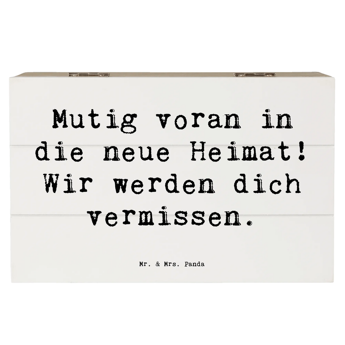 Wooden chest Saying Mutig voran in die neue Heimat! Wir werden dich vermissen. fotokiste, Holzbox mit Deckel, Holztruhe, schatztruhe, holzschatulle, Erinnerungsbox, fotobox, Truhe, Erinnerungskiste, Geschenkbox, geschenkkiste, Holzkiste, Aufbewahrungsbox Holz, Holz Aufbewahrungsbox, geschenkbox mit deckel, Kiste mit Deckel, Schatzkiste, Aufbewahrungstruhe, schmuckkiste, Aufbewahrungsbox aus Holz, Box aus Holz, aufbewahrungskiste mit deckel, geschenkbox holz, Schatulle, schmucktruhe, Aufbewahrungskiste, Box, Kiste, schmuckbox, truhe holz, holzschachtel, Holzbox, holzkästchen, box holz, schatzkiste holz, Holzkiste mit Deckel, kiste holz, truhe mit deckel, erinnerungsbox holz, wanddeko, Dekoration, sprüche, zitate, spruch kollektion, inspiration, motivation, lebensweisheiten, geschenkideen, wohnaccessoires, sprüche sammlung, schöne sprüche, glück, liebe, freude, Lächeln, alltag verschönern, nachhaltige geschenke, Kreativ, Einzigartig, shopify, mr and mrs panda
