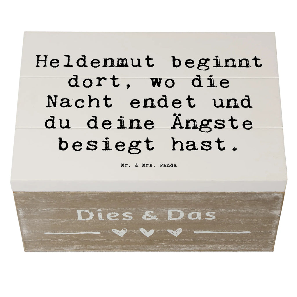 Wooden chest Saying Heldenmut beginnt dort, wo die Nacht endet und du deine Ängste besiegt hast. holzkisten, Erinnerungsbox, Geschenkbox, box aus holz, Schatzkiste, schmuckkästchen, holzboxen, erinnerungsbox baby, ordnungsbox, aufbewahrungsbox aus holz, Aufbewahrungsbox, Schatulle, holztruhe, Truhe, deko box, holzbox mit deckel, holzkiste mit deckel, Holzkiste, aufbewahrungskiste, Dekokiste, Erinnerungskiste, holz aufbewahrungsbox, Kiste, erinnerungsbox hochzeit, holzbox, aufbewahrungsbox holz, dekorative holzkiste, einzigartig, sprüche, inspiration, mr and mrs panda, alltag verschönern, schöne sprüche, zitate, motivation, shopify, lächeln, glück, kreativ, lebensweisheiten, wohnaccessoires, freude, sprüche sammlung, spruch kollektion, geschenkideen, dekoration, liebe, nachhaltige geschenke, wanddeko