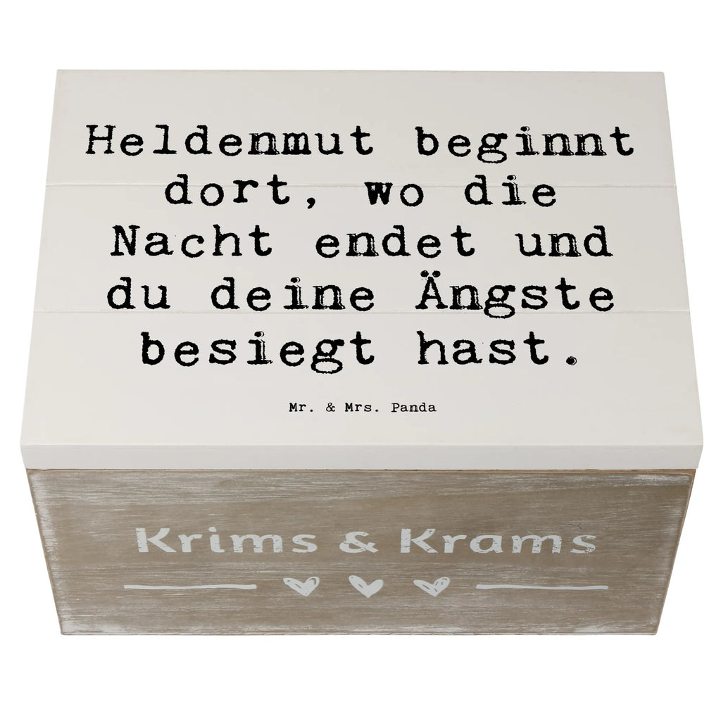Wooden chest Saying Heldenmut beginnt dort, wo die Nacht endet und du deine Ängste besiegt hast. holzkisten, Erinnerungsbox, Geschenkbox, box aus holz, Schatzkiste, schmuckkästchen, holzboxen, erinnerungsbox baby, ordnungsbox, aufbewahrungsbox aus holz, Aufbewahrungsbox, Schatulle, holztruhe, Truhe, deko box, holzbox mit deckel, holzkiste mit deckel, Holzkiste, aufbewahrungskiste, Dekokiste, Erinnerungskiste, holz aufbewahrungsbox, Kiste, erinnerungsbox hochzeit, holzbox, aufbewahrungsbox holz, dekorative holzkiste, einzigartig, sprüche, inspiration, mr and mrs panda, alltag verschönern, schöne sprüche, zitate, motivation, shopify, lächeln, glück, kreativ, lebensweisheiten, wohnaccessoires, freude, sprüche sammlung, spruch kollektion, geschenkideen, dekoration, liebe, nachhaltige geschenke, wanddeko