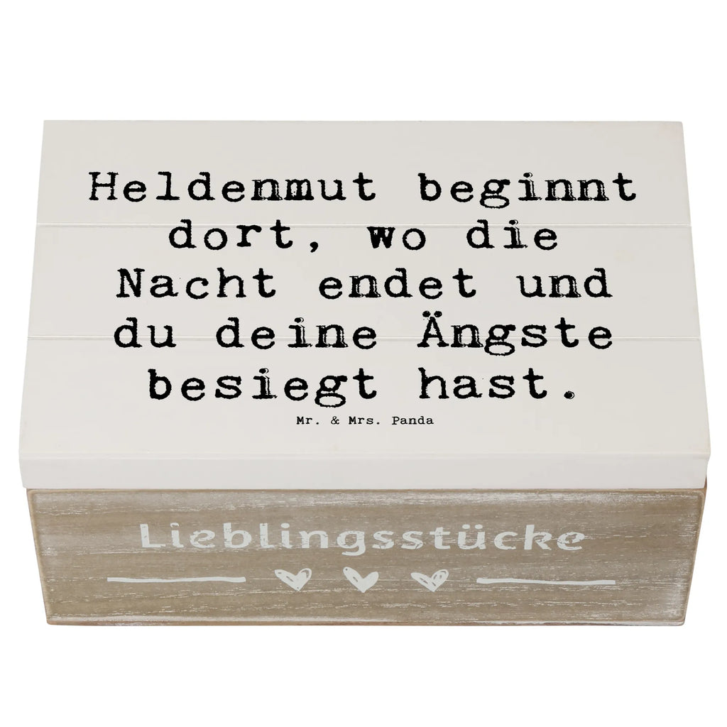 Wooden chest Saying Heldenmut beginnt dort, wo die Nacht endet und du deine Ängste besiegt hast. holzkisten, Erinnerungsbox, Geschenkbox, box aus holz, Schatzkiste, schmuckkästchen, holzboxen, erinnerungsbox baby, ordnungsbox, aufbewahrungsbox aus holz, Aufbewahrungsbox, Schatulle, holztruhe, Truhe, deko box, holzbox mit deckel, holzkiste mit deckel, Holzkiste, aufbewahrungskiste, Dekokiste, Erinnerungskiste, holz aufbewahrungsbox, Kiste, erinnerungsbox hochzeit, holzbox, aufbewahrungsbox holz, dekorative holzkiste, einzigartig, sprüche, inspiration, mr and mrs panda, alltag verschönern, schöne sprüche, zitate, motivation, shopify, lächeln, glück, kreativ, lebensweisheiten, wohnaccessoires, freude, sprüche sammlung, spruch kollektion, geschenkideen, dekoration, liebe, nachhaltige geschenke, wanddeko