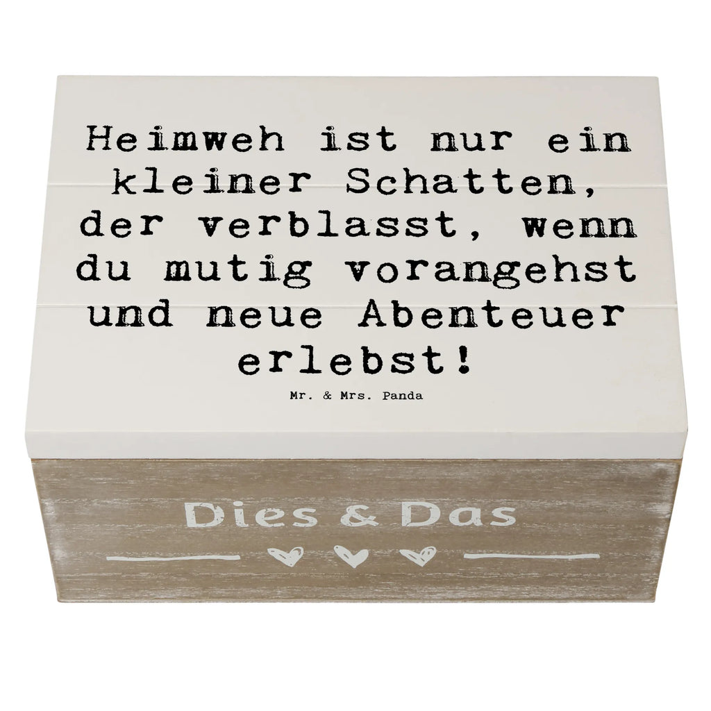 Wooden chest Saying Heimweh ist nur ein kleiner Schatten, der verblasst, wenn du mutig vorangehst und neue Abenteuer erlebst! Schatulle, Kiste, Schatzkiste, Erinnerungsbox, Holzkiste, Truhe, XXL, Geschenkbox, Aufbewahrungsbox, Dekokiste, Erinnerungskiste, Geschenkdose, sprüche, zitate, spruch kollektion, inspiration, motivation, lebensweisheiten, geschenkideen, wanddeko, wohnaccessoires, sprüche sammlung, schöne sprüche, glück, liebe, freude, lächeln, alltag verschönern, nachhaltige geschenke, dekoration, kreativ, einzigartig, shopify, mr and mrs panda