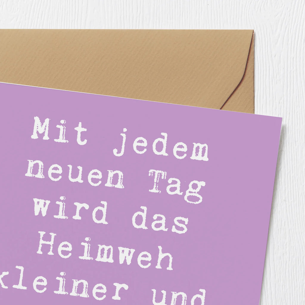 Deluxe Karte Spruch Heimweh überwinden Mut Klappkarte, Einladungskarte, Hochwertige Grußkarte, Karte, Geburtstagskarte, Hochzeitskarte, Hochwertige Klappkarte, Grußkarte, Glückwunschkarte, sprüche, zitate, spruch kollektion, inspiration, motivation, lebensweisheiten, geschenkideen, wanddeko, wohnaccessoires, sprüche sammlung, schöne sprüche, glück, liebe, freude, lächeln, alltag verschönern, nachhaltige geschenke, dekoration, kreativ, einzigartig, shopify, mr and mrs panda