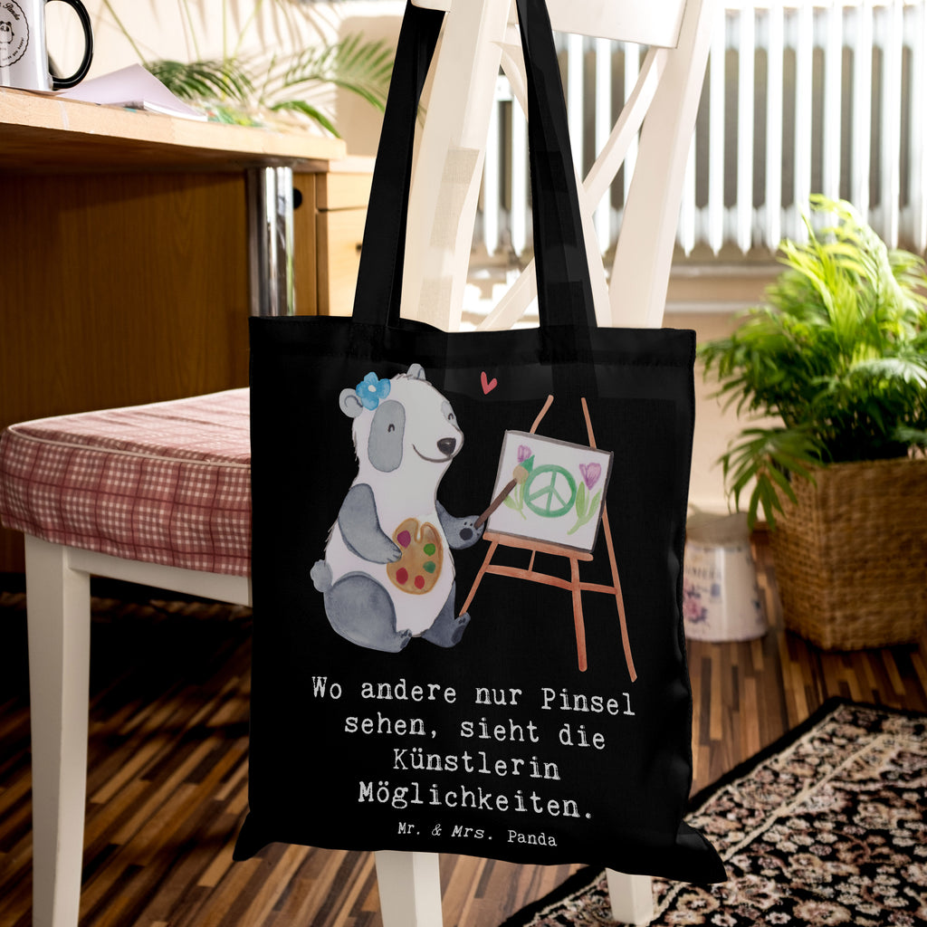 Tote bag Wo andere nur Pinsel sehen, sieht die Künstlerin Möglichkeiten. Schultertasche, Umhängetasche, Tragetasche, Jutebeutel, Beuteltasche, Einkaufstasche, Laptoptasche, Strandtasche, Tasche, Badetasche, Shopper, Einkaufstüte, Stoffbeutel, Stofftasche, Beutel, Jutetasche, Beruf, Ausbildung, Jubiläum, Abschied, Rente, Kollege, Kollegin, Geschenk, Schenken, Arbeitskollege, Mitarbeiter, Firma, Danke, Dankeschön