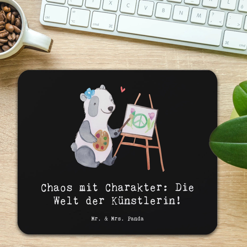 Mouse mat Chaos mit Charakter: Die Welt der Künstlerin! Computer zubehör, Arbeitszimmer, Büroausstattung, Mauspad, Designer Mauspad, Einzigartiges Mauspad, Mausunterlage, Mauspad Büro, PC Zubehör, Mousepad, Beruf, Ausbildung, Jubiläum, Abschied, Rente, Kollege, Kollegin, Geschenk, Schenken, Arbeitskollege, Mitarbeiter, Firma, Danke, Dankeschön