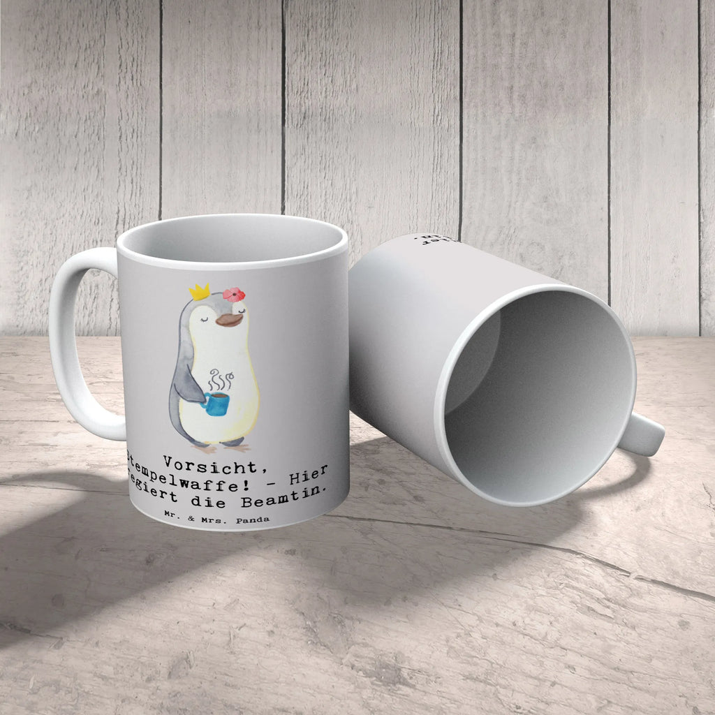 Tasse Beamtin Stempelwaffe Porzellantasse, Tasse mit Motiven, Teetasse, Keramiktasse, Tasse mit Zitaten, Tasse, Geschenktasse, Kaffeetasse, Bürotasse, Beruf, Ausbildung, Jubiläum, Abschied, Rente, Kollege, Kollegin, Geschenk, Schenken, Arbeitskollege, Mitarbeiter, Firma, Danke, Dankeschön