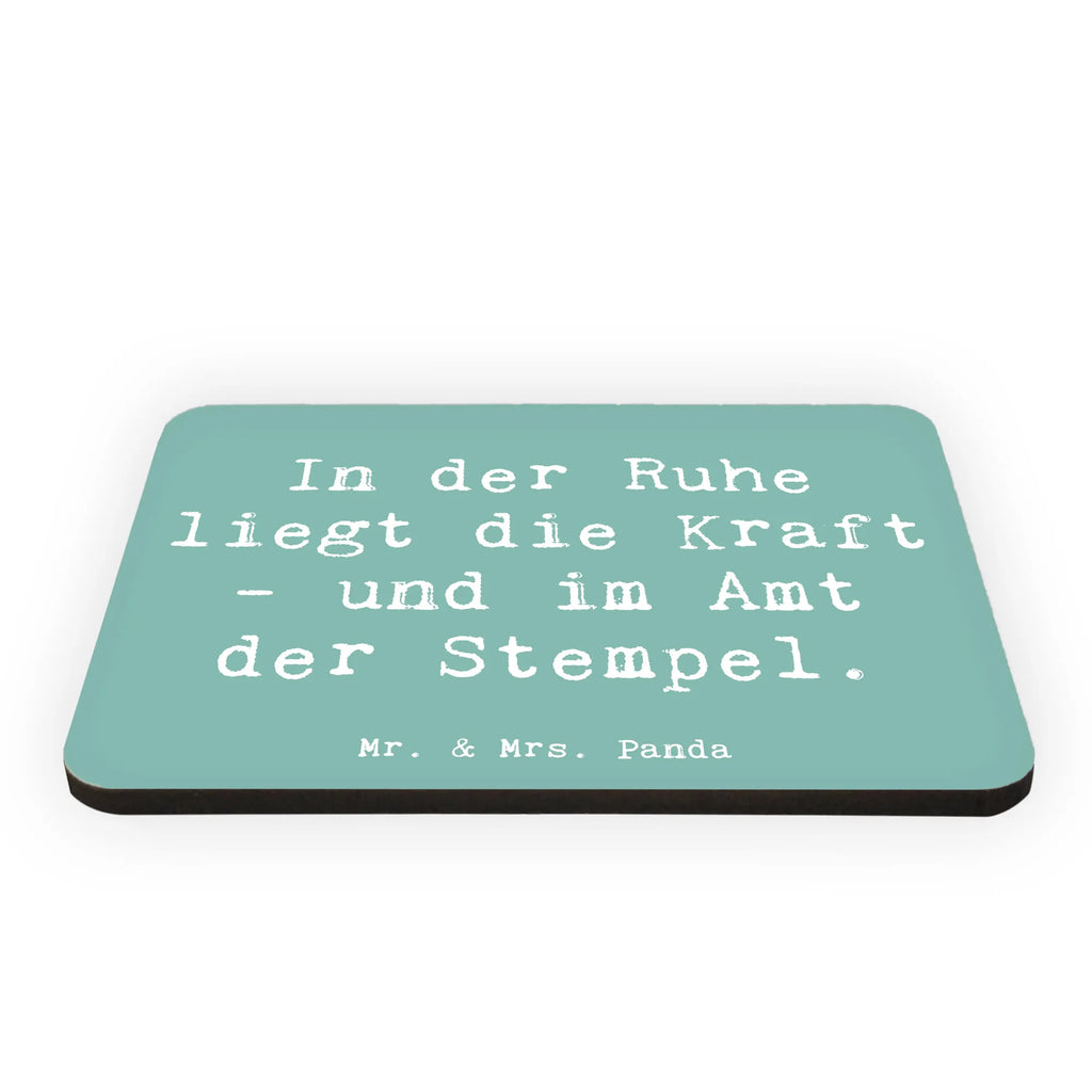 Magnet Saying In der Ruhe liegt die Kraft - und im Amt der Stempel. Notiz Magnet, Kühlschrank Dekoration, Dekomagnet, Motivmagnete, Whiteboard Magnet, Kühlschrankmagnet, Pinnwandmagnet, Souvenir Magnet, Beruf, Ausbildung, Jubiläum, Abschied, Rente, Kollege, Kollegin, Geschenk, Schenken, Arbeitskollege, Mitarbeiter, Firma, Danke, Dankeschön