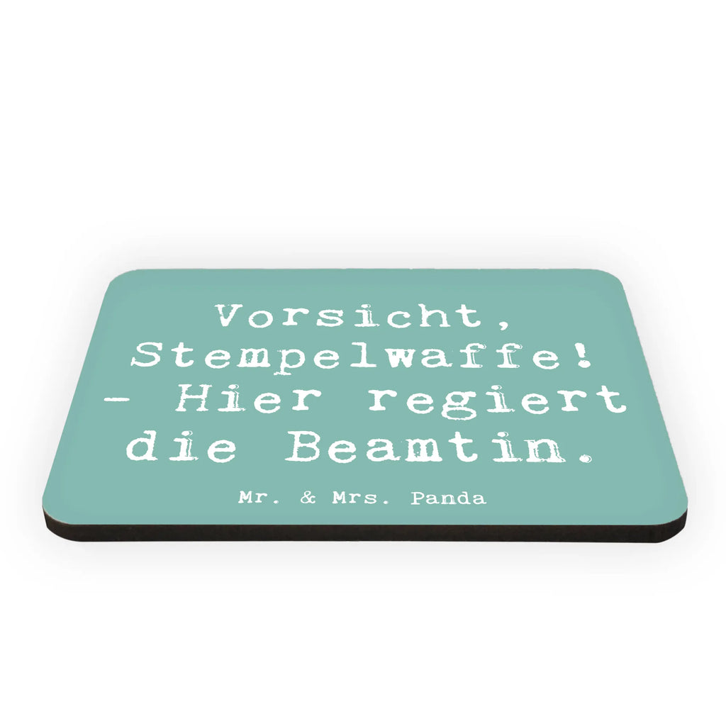 Magnet Vorsicht, Stempelwaffe! - Hier regiert die Beamtin. Kühlschrank Dekoration, Dekomagnet, Motivmagnete, Kühlschrankmagnet, Souvenir Magnet, Pinnwandmagnet, Notiz Magnet, Whiteboard Magnet, Beruf, Ausbildung, Jubiläum, Abschied, Rente, Kollege, Kollegin, Geschenk, Schenken, Arbeitskollege, Mitarbeiter, Firma, Danke, Dankeschön