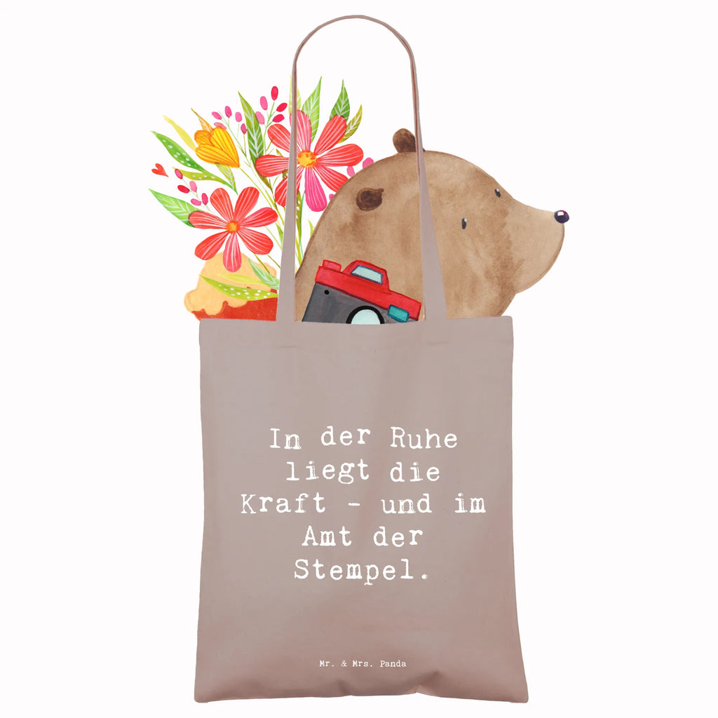 Tote bag Saying In der Ruhe liegt die Kraft - und im Amt der Stempel. Beutel, Stofftasche, Einkaufstasche, Jutebeutel, Tasche, Badetasche, Umhängetasche, Tragetasche, Schultertasche, Strandtasche, Laptoptasche, Einkaufstüte, Shopper, Beuteltasche, Jutetasche, Stoffbeutel, Beruf, Ausbildung, Jubiläum, Abschied, Rente, Kollege, Kollegin, Geschenk, Schenken, Arbeitskollege, Mitarbeiter, Firma, Danke, Dankeschön